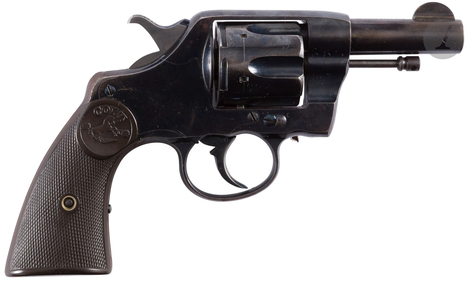 Revolver Colt 1895 model New Army civil, six coups calibre 41 LC, double action. 
Canon court de 7,5 cm, rayé, avec guidon demi-lune et marquages sur trois lignes « COLT ‘S PT.A.MFG.CO.HARTFORD CT.U.S.A. PATENTED AUG.5.1884 NOV.6.88. MAR.5.95. » et « COLT D.A. 41 » sur le côté. Carcasse frappée du cheval cabré. Plaquettes de crosse en gutta percha au cheval cabré marquées « COLT ».
Porte le numéro « 241006 » sur la bride de crosse et « 341 » sur la clé d’ouverture. 
Longueur : 22 cm
Finition bleuie (petites usures).B.E. 
Avec son procès-verbal d’arme historique du banc d’épreuve de St Etienne.
