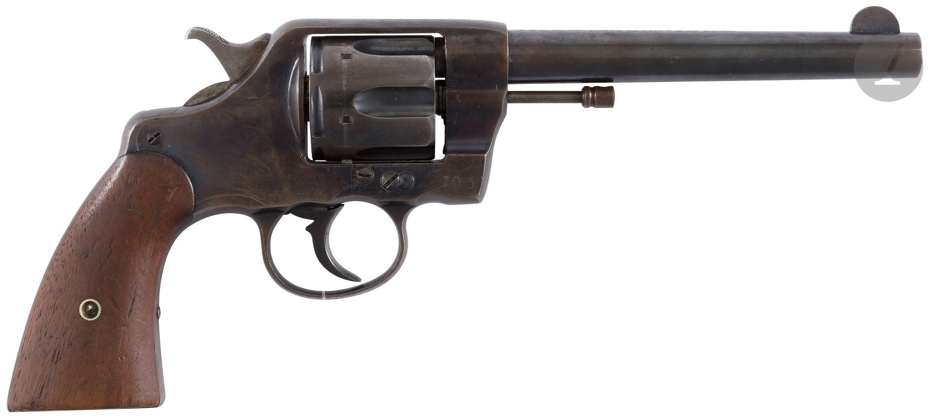 Revolver Colt New Army Civil modèle 1895, avec gravure « WF » et « C°» (Wells Fargo), six coups, calibre 41 Long Colt DA.
Canon rond, rayé, avec marquage « Colt’s PT FA MEG Co Hartford CT USA Patented Aug. 5. 1884 – Nov. 6. 88 – Mar. 5.95 » et sur le côté « Colt DA 41 ». Carcasse frappée « 105 » avec sigle Colt.
Bride de crosse numérotée et marquée « WF » et « Co » (Wells Fargo).
Plaquettes de crosse en noyer ciré.
Patented 1884-88-95.
B.E. Finition bleuie patinée.
N°229376.
Longueur : 28,5 cm
Avec son procès-verbal d’arme historique du banc d’épreuve de St Etienne. 
