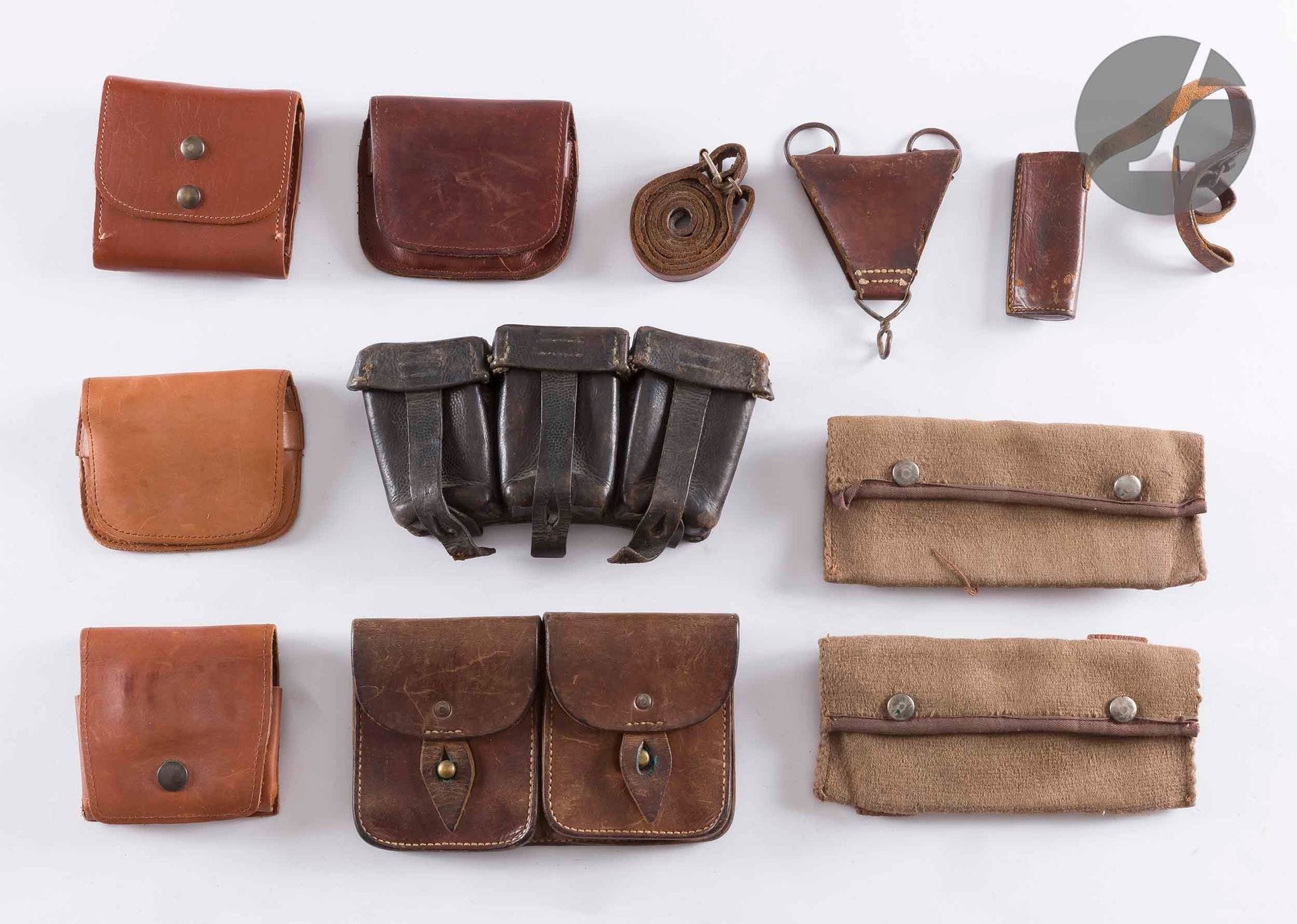 Lot de huit cartouchières de ceinturons militaires et civils et trois cuirs divers.