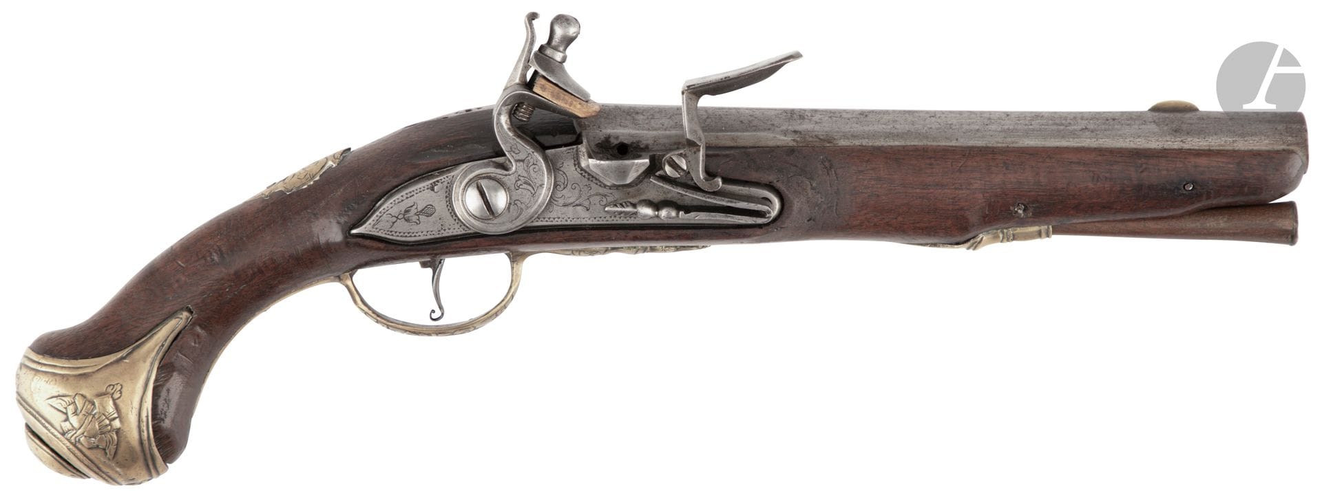 Pistolet à silex d’officier. 
Canon rond à pans gravé au tonnerre, point de mire en laiton. Platine et chien à corps plats gravés de feuillages. Bassinet en fer à pans. Garnitures en laiton découpé, ciselé, décoré de feuillages, masques grimaçants et trophées d’armes. Crosse en noyer avec pièce de pouce. Baguette en bois. 
Longueur canon : 20,7 cm - Longueur totale : 36,4 cm
A.B.E. (queue de pontet postérieure, réparation de bois à l’avant de la platine). Vers 1740-1750.