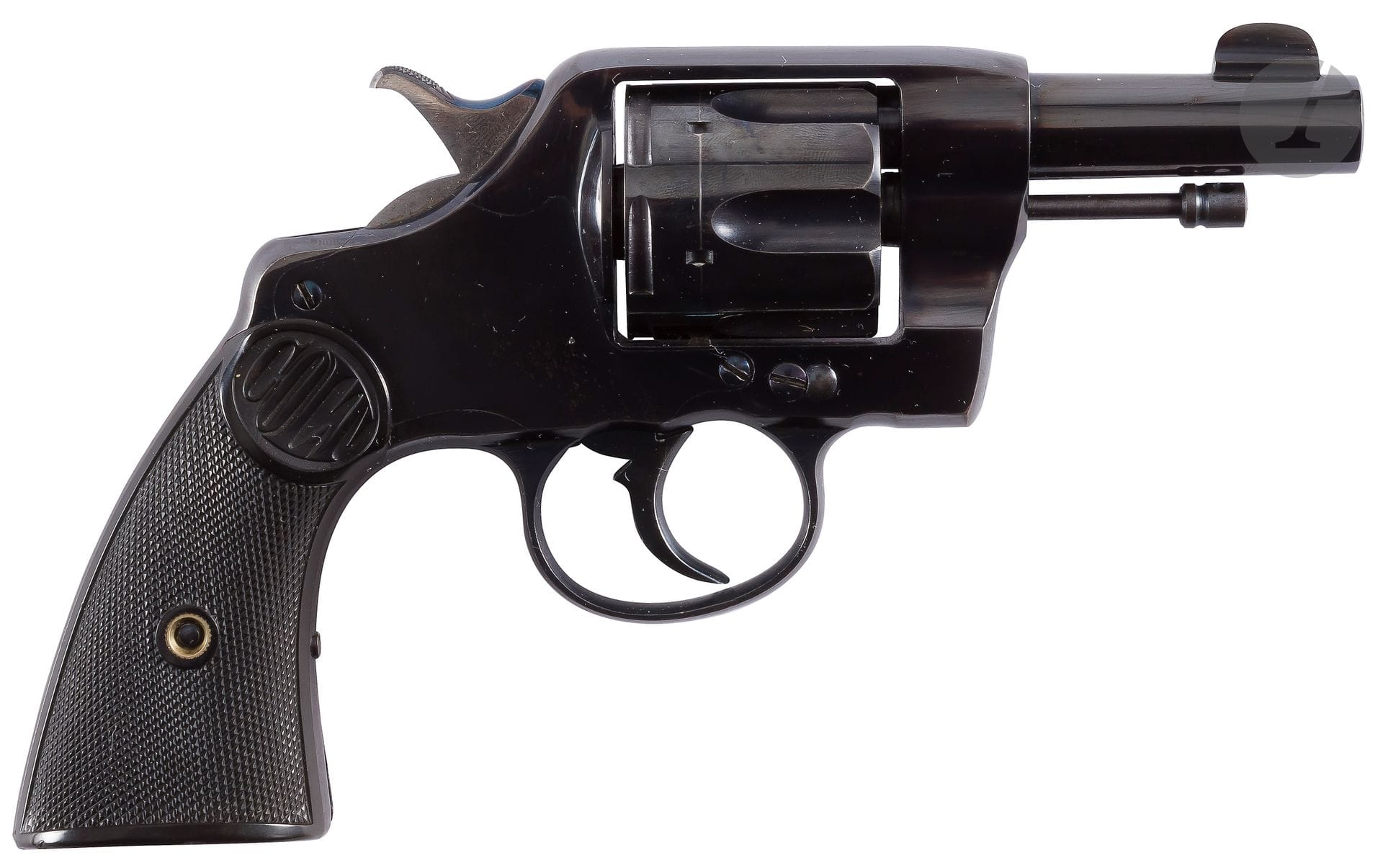 Revolver Colt New Army Civil, six coups, calibre 38 Long Colt DA.
Canon rond, rayé, à barillet évidé. Carcasse fermée, frappée du sigle. Plaquettes de crosse en caoutchouc durci avec sigle « Colt ». Patent 1884-88-95.
N°220977.
B.E. Finition bleuie. 
Longueur : 20,5 cm
Fabriqué de 1889 à 1908 à 291  000 exemplaires environ.
Avec son procès-verbal d’arme historique du banc d’épreuve de St Etienne.