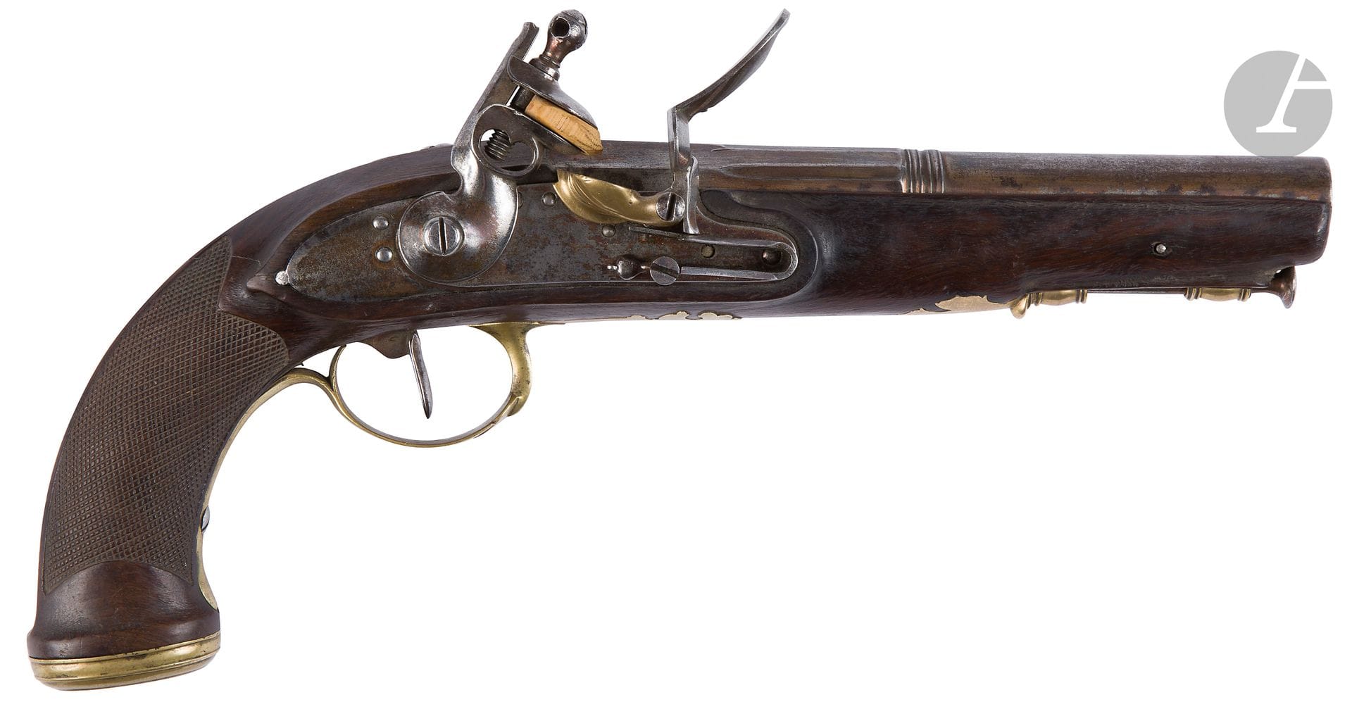 Pistolet d’arçon à silex d’officier. 
Canon rond à méplats au tonnerre et à pans à la moitié. Platine à corps plat et chien col de cygne à corps rond. Bassinet en laiton. Garnitures en laiton découpé. Crosse en noyer quadrillé et cannellé sur le dessus. Baguette en fer.
Longueur canon : 19,5 cm - Longueur totale : 32,5 cm
A.B.E. (réparations à la crosse, une vos changée).
VEers 1810-1820.