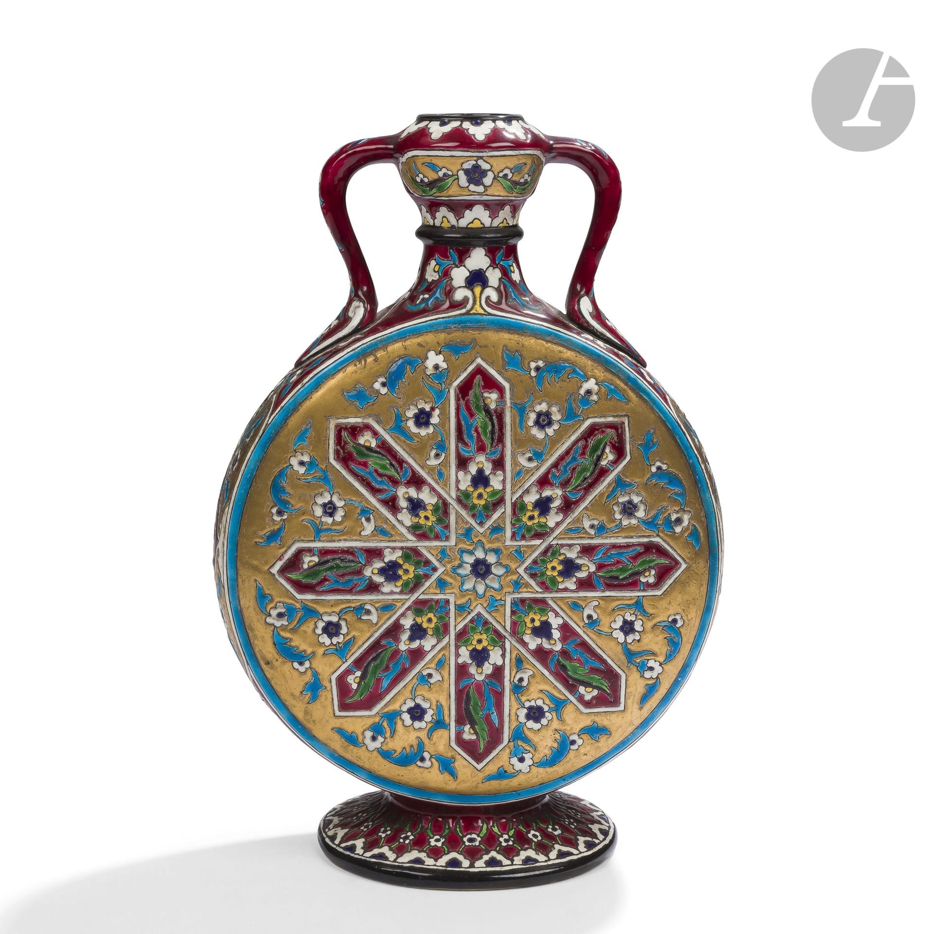 MANUFACTURE JULES VIEILLARD & Cie À BORDEAUX 
Motifs persans
Vase gourde à deux anses détachées et traité dans le goût du Moyen-Orient. Épreuve en faïence aux décors émaillés polychromes et à l’or au four à la manière des émaux sur verre. Marqué du cachet rond en creux de la manufacture et porte le N° 202, également en creux, au revers. H. 31,5 cm