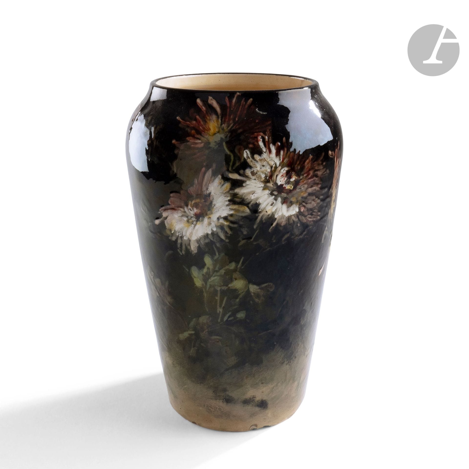 FAÏENCERIE GEORGES DELVAUX (1834-1909) À MONTIGNY SUR LOING
Vase balustre à large col annulaire. Épreuve en faïence émaillée polychrome dite Barbotine impressionniste à décor floral. Éclats et manques en pourtour de la base. Signé et situé sous la base. H. 23,5 cm