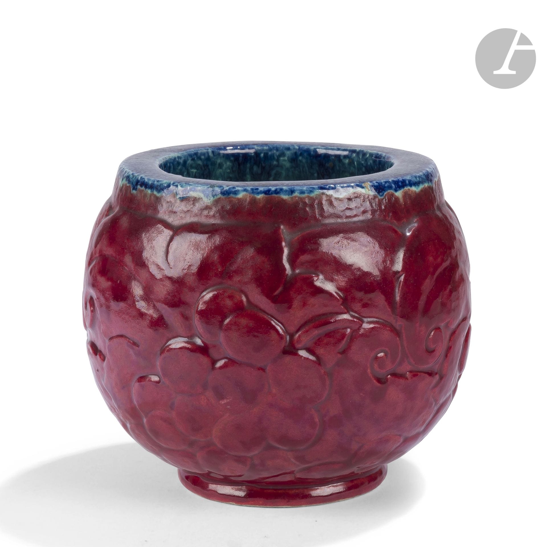 RICHARD GUINO (1890-1973)
Pampres
Vase pansu sur petit talon. Épreuve en céramique émaillée polychrome, le décor titre traité en léger relief. Infimes sauts d’émail en pourtour du col. Signé Richard GUINO sous la base. H. 13,2 cm – D. 15,7 cm