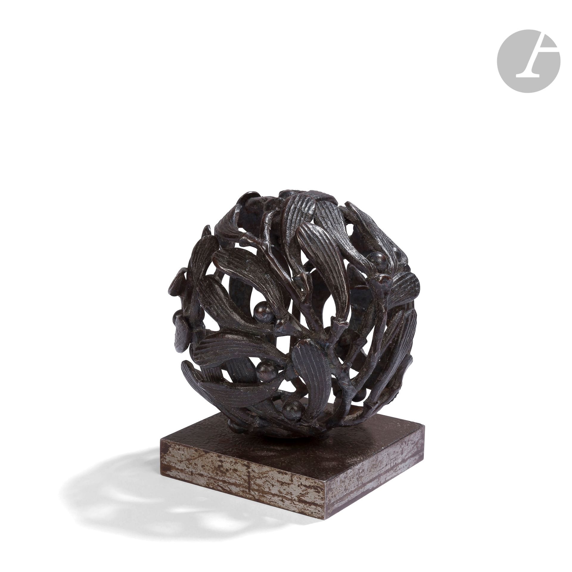 EDGAR BRANDT (1880-1960)
Boule de gui
Presse-papiers. Épreuve en fer forgé patiné. Époque Art déco, vers 1925. Non signé. H. 10 cm – L. 8 cm