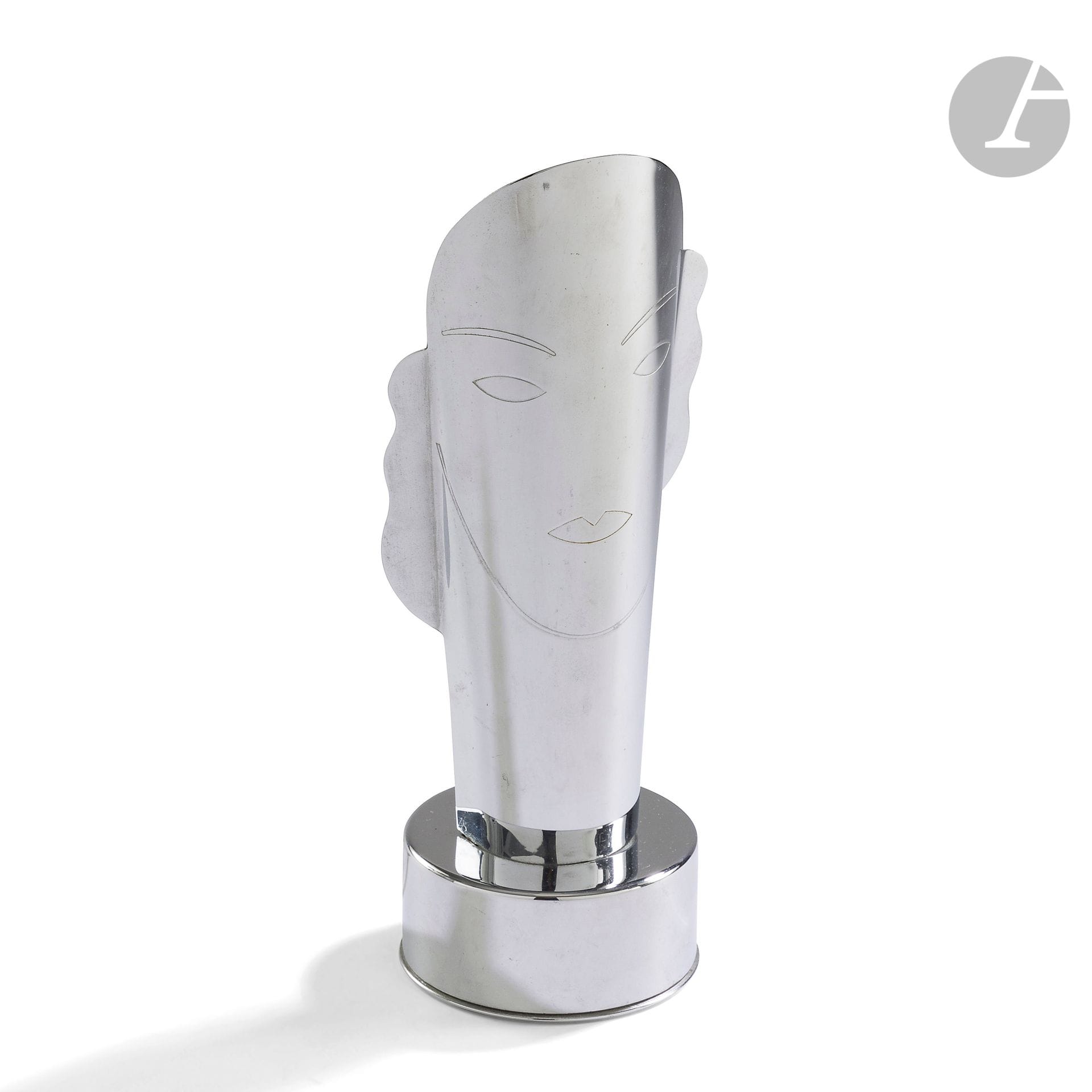 TRAVAIL DES ANNÉES 1950
Visage féminin
Lampe de salon au motif titre. Épreuve en métal chromé. Interrupteur d’origine. H. 20 cm