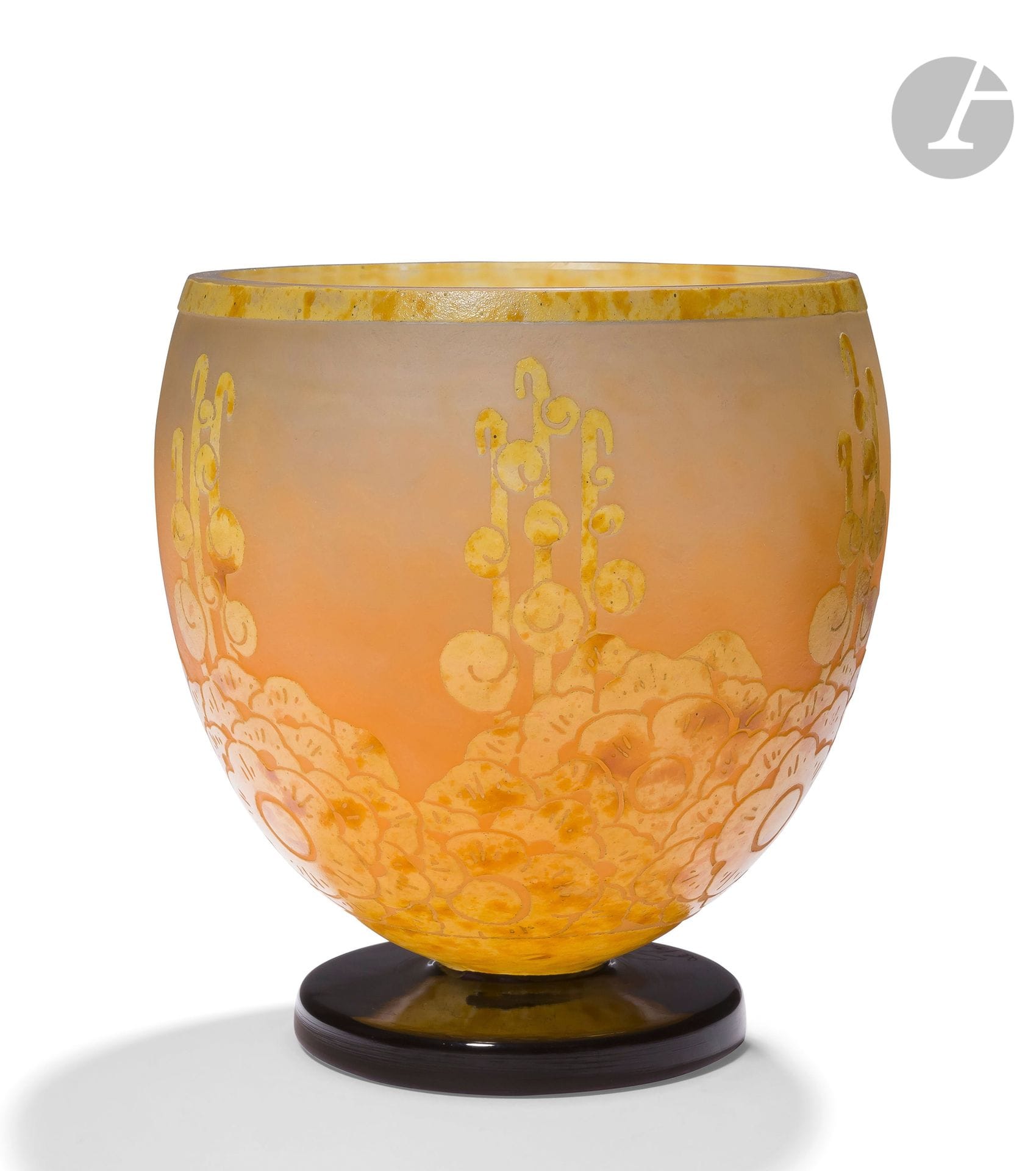 LE VERRE FRANÇAIS
Roses trémières, circa 1927-28
Vase à large col annulaire reposant sur une base circulaire. Épreuve en verre multicouche au décor dégagé à l’acide et traité jaune sur fond orange. Signé LE VERRE FRANÇAIS sur la base. H. 15,5 cm