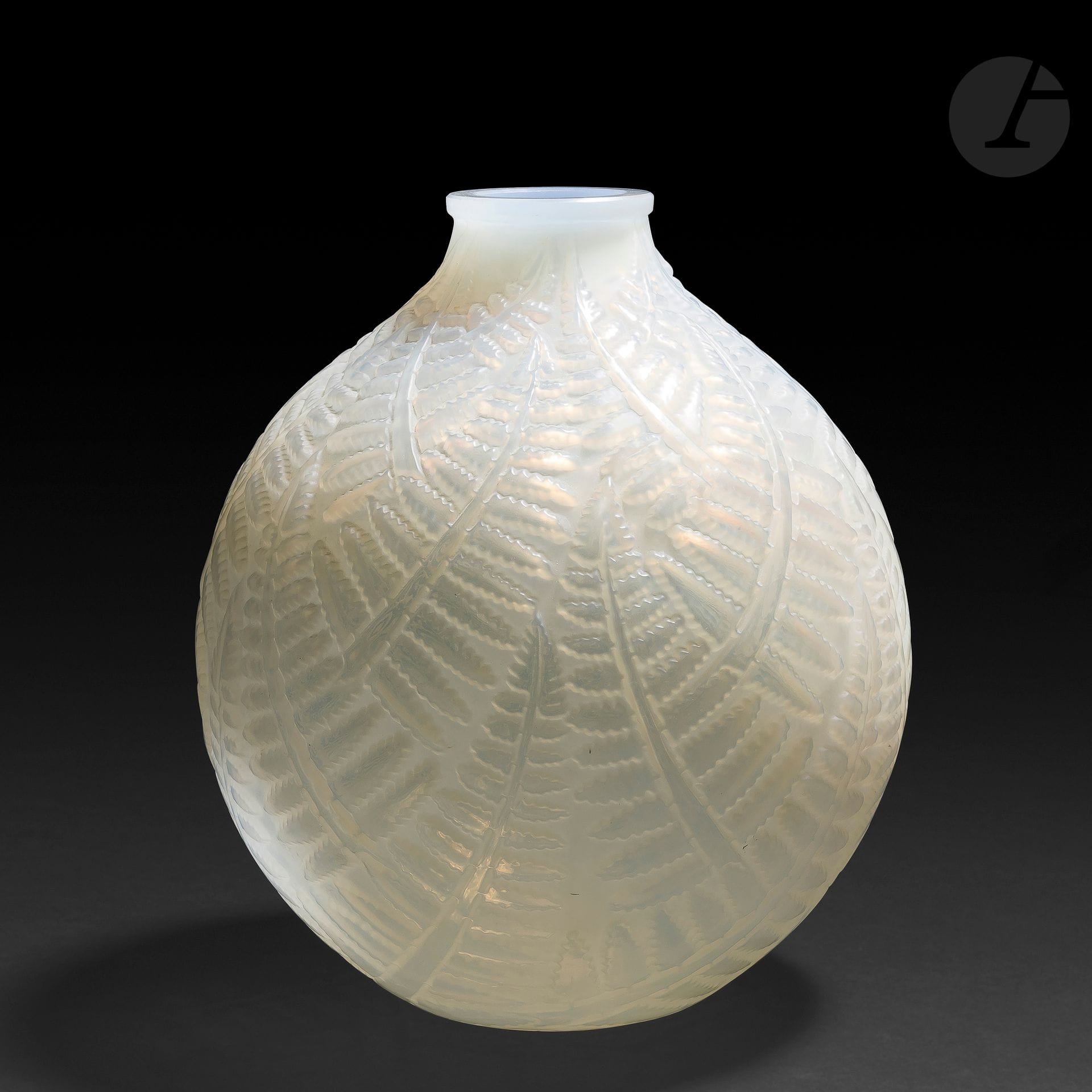RENÉ LALIQUE (1860-1945)
Espalion, dit aussi Fougères, le modèle créé le [11 mars 1927], non continué après 1947
Vase. Épreuve en verre opalescent soufflé-moulé (Réf. Marcilhac 996). Traces résiduelles de patine d’origine. Signé R. LALIQUE moulé en creux sous la base. H. 18 cm