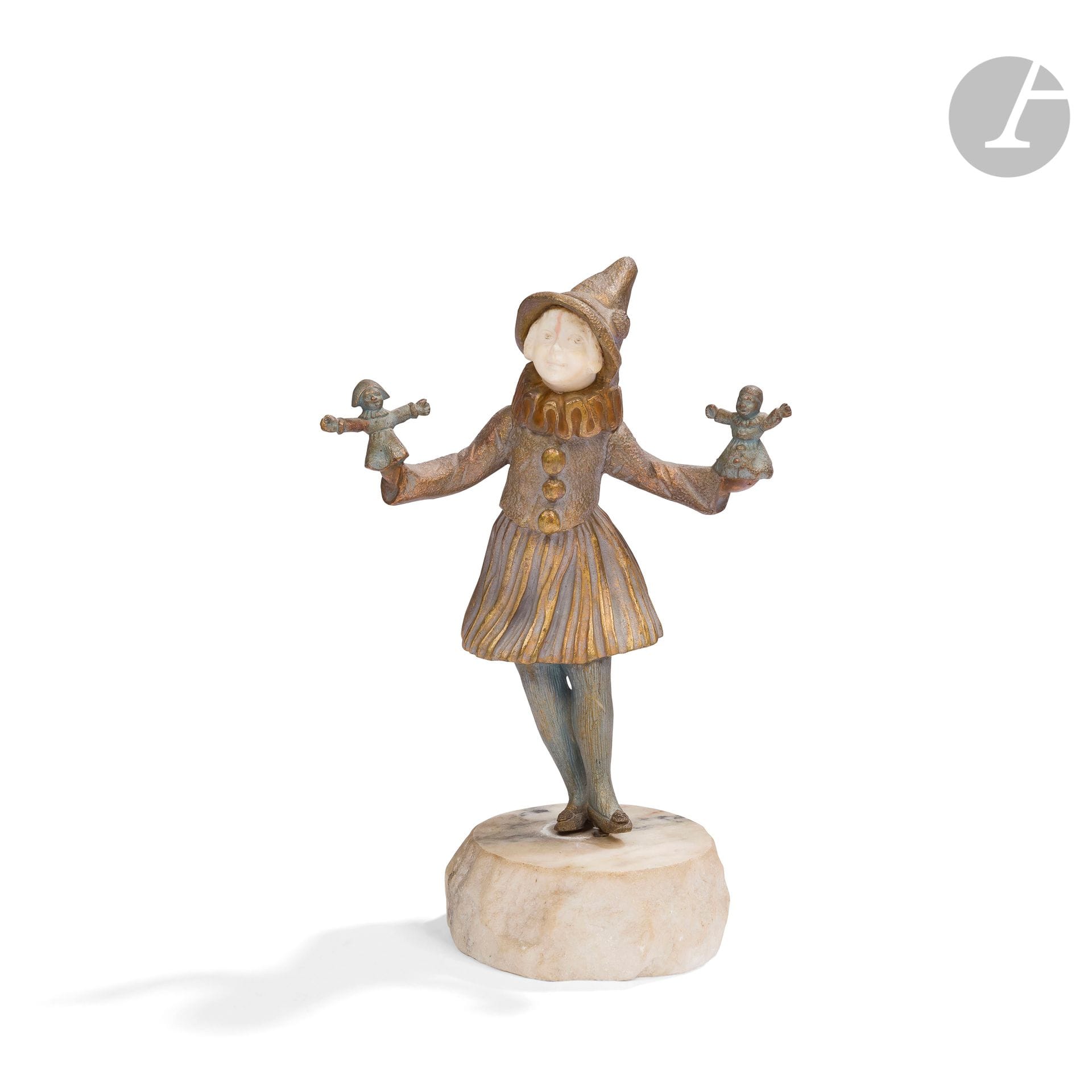 TRAVAIL ART DÉCO
Petite fille aux marionnettes
Sculpture chryséléphantine. Épreuve en bronze doré et patiné polychrome. Le visage en ivoire sculpté. La base en marbre. Vers 1925. Usures et altérations aux patines, le sujet mal fixé, une tache sur le visage. H. totale : 20,5 cm