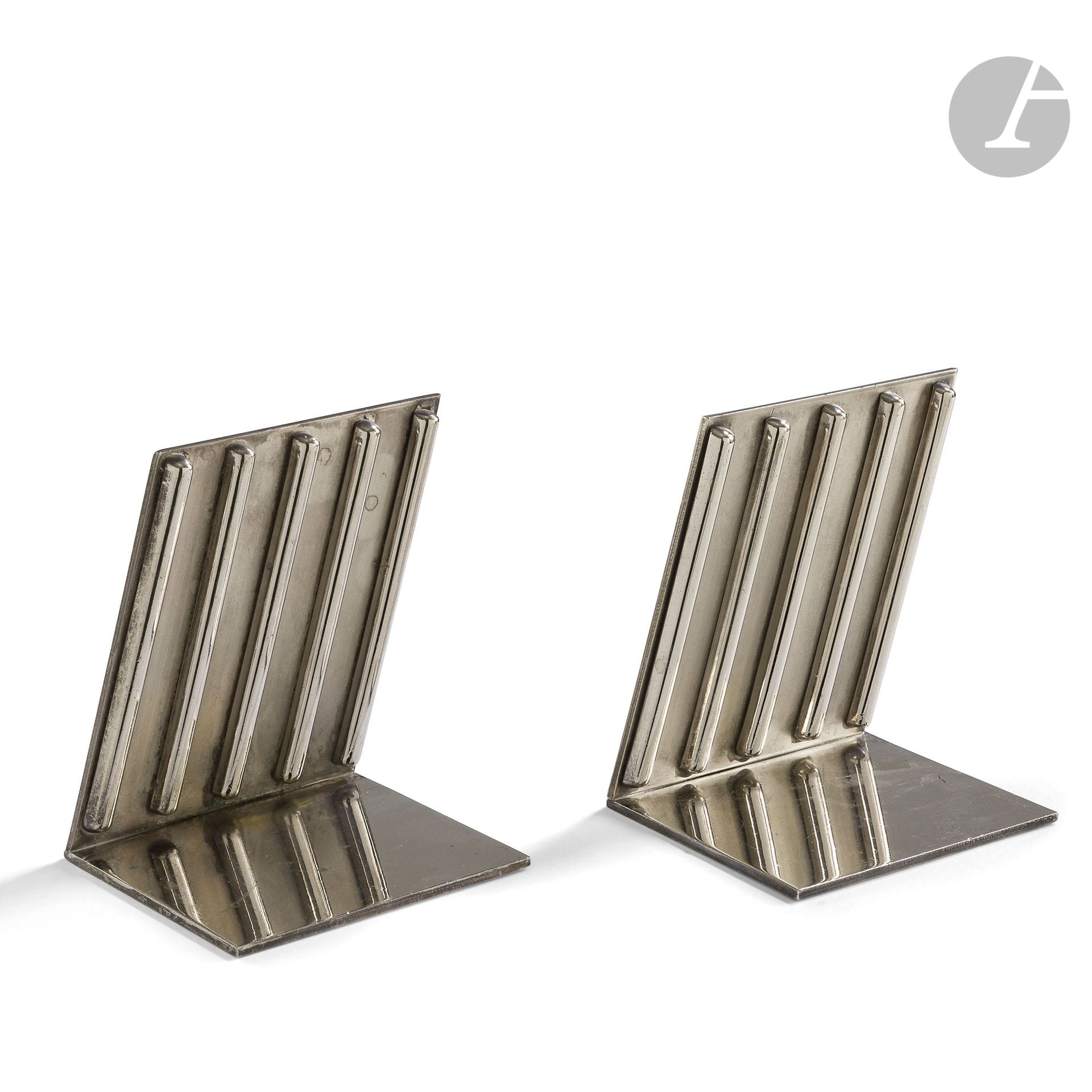 ALEX JONA – TORINO
Paire de serre-livres dans le goût moderniste. Épreuves en bronze argenté. Usures partielles à l’argenture. H. 11 cm