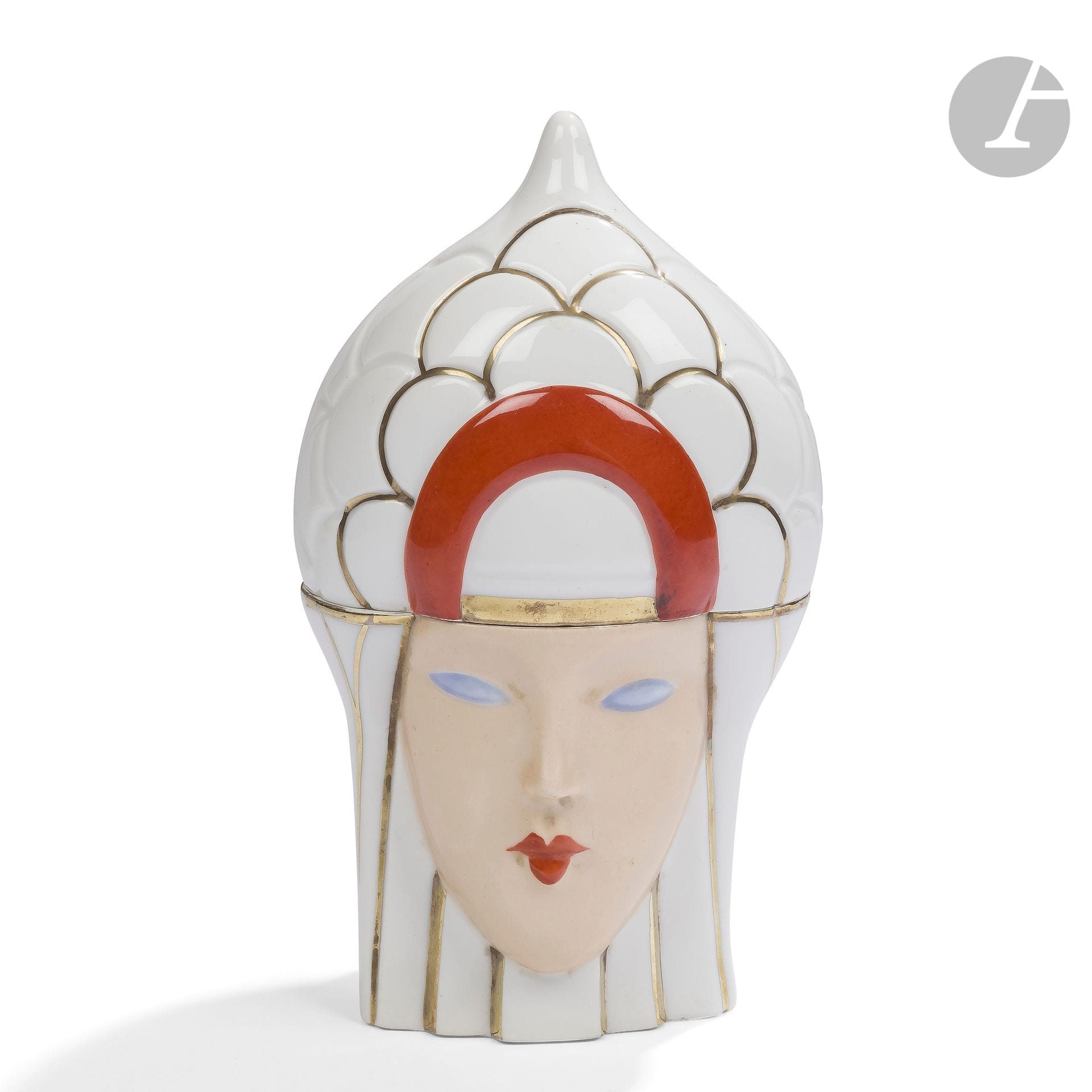 ROBJ PARIS (MAISON FONDÉE PAR JEAN BORN EN 1908)
Tête de femme, le modèle créé vers [1925]
Boîte à bonbons. Épreuve en porcelaine émaillée polychrome et à l’or au four. Édition ancienne. Petites usures à l’or. Signé ROBJ Paris Made in France sous la base. H. 21,5 cm – L. 12 cm – l. 10,5 cm

Bibliographie :
- Catalogue commercial Robj – 1928. Un modèle similaire reproduit planches 13 et 15.
- Vanna Brega – Robj Paris, Le Ceramiche 1921-1931 – Édition Leonardo Periodici, Milan, 1995. Un modèle similaire, à variante de couleur, reproduit page 204 sous le numéro 214.