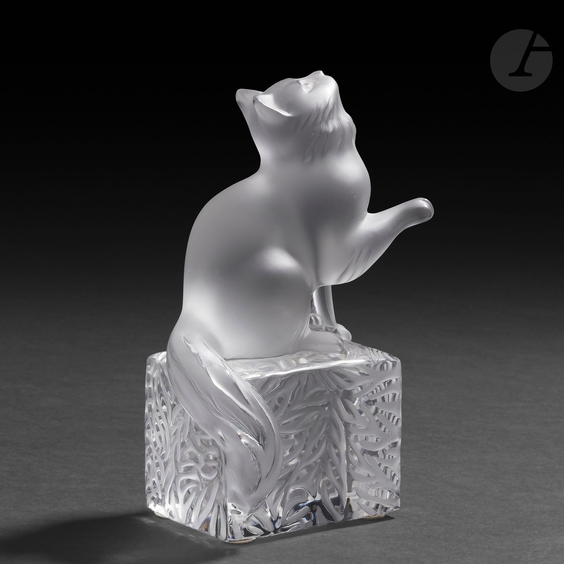 MAISON LALIQUE
Chat la patte levée
Sujet décoratif. Épreuve en cristal moulé-pressé et en partie satiné. Coffret d’origine. Marqué LALIQUE ® France, à la pointe sous la base. H. 15 cm