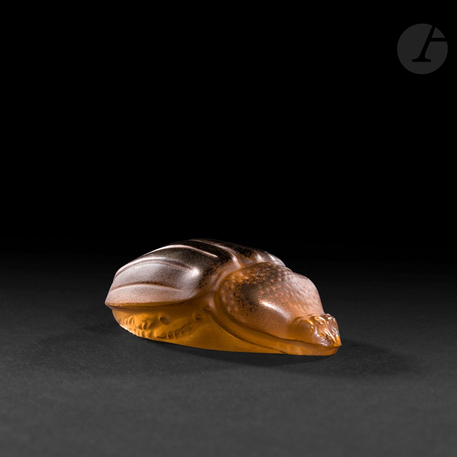 MAISON LALIQUE
Scarabée doré
Presse-papiers. Épreuve en cristal ambre moulé-pressé ; la surface traitée poudrée. Coffret d’origine. Marqué LALIQUE ® France, à la pointe sous la base. L. 5,5 cm