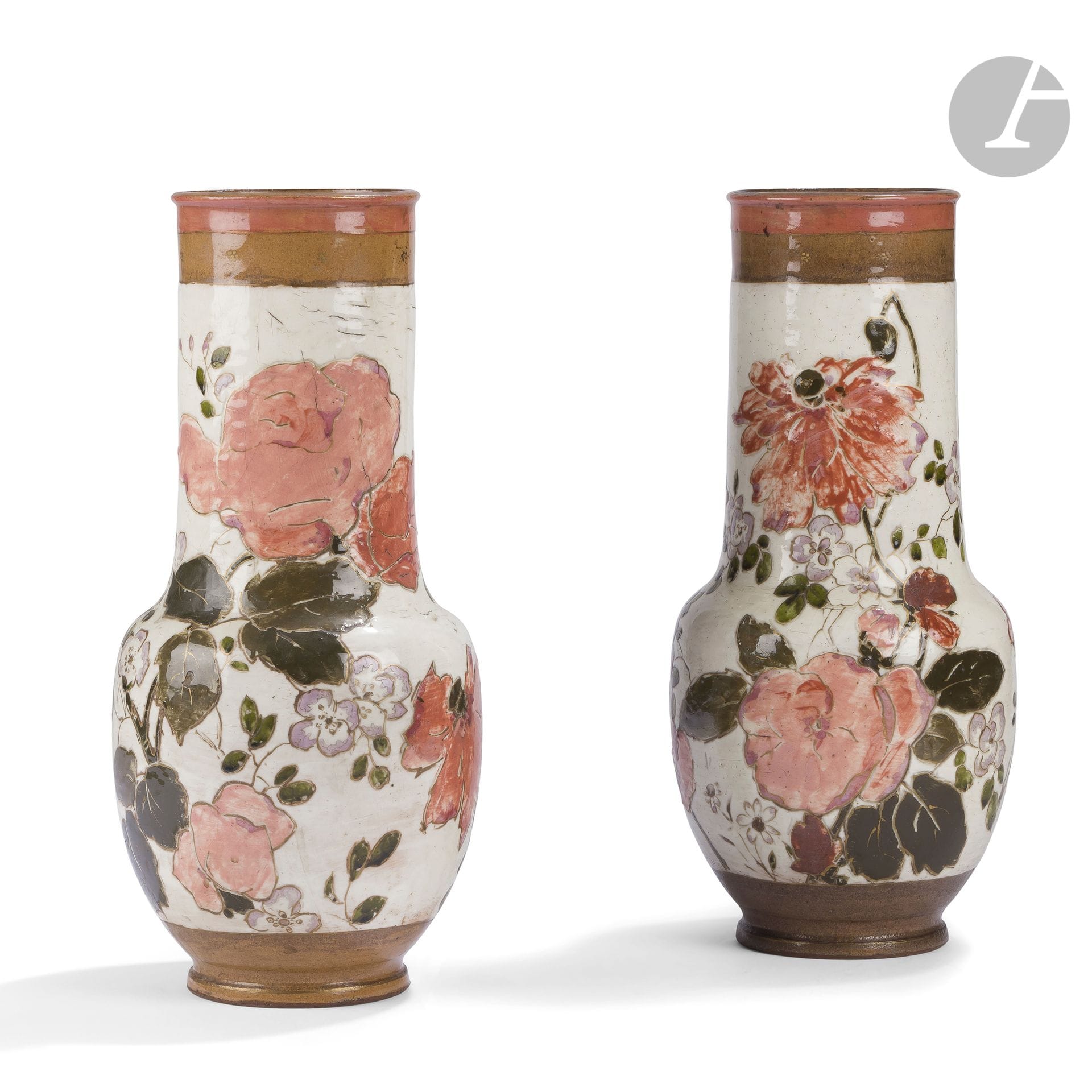 ERNEST CHAPLET (1835-1909) CÉRAMISTE & ÉDOUARD DAMMOUSE (1850-1903) DÉCORATEUR – HAVILAND & C° ÉDITEUR
Papavéracées, pivoines et branches de pommier en fleurs
Paire de vase balustres sur talon ; les hauts cols de type Cheminée. Épreuves en grès ; les décors titre émaillés polychromes sur des fonds blancs et sous glaçure, les talons et les bandeaux sous chaque col sans émaillage. Rehauts de dorure soulignant, en partie, les cernes des motifs décoratifs. Circa 1885. L’un marqué du rosaire de l’éditeur et de la marque à l’or de la manufacture d’Hippolyte BOULENGER à Choisy-le-Roi sous la base, chaque vase porte le numéro 15 également sous la base. H. 36,3 cm