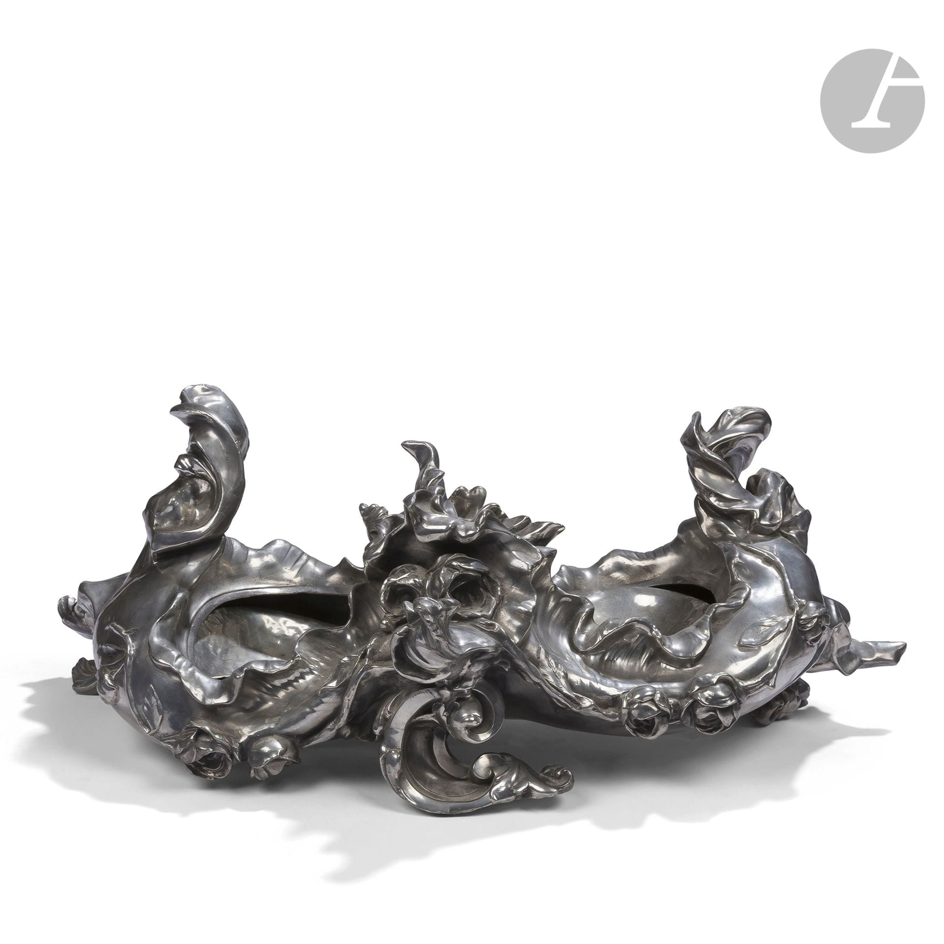 ANTOINE NELSON (1849-C.1910) (ANTOINE JOSEPH VAN DEN KERCKHOVE, DIT)
Branches de rosier en fleurs
Spectaculaire jardinière très mouvementée formant centre de table. Épreuve en étain poli. Complète de son intérieur. Vers 1900. Signée Ant. KR NELSON sur une extrémité. H. 22 cm – L. 60 cm – L. 30 cm
