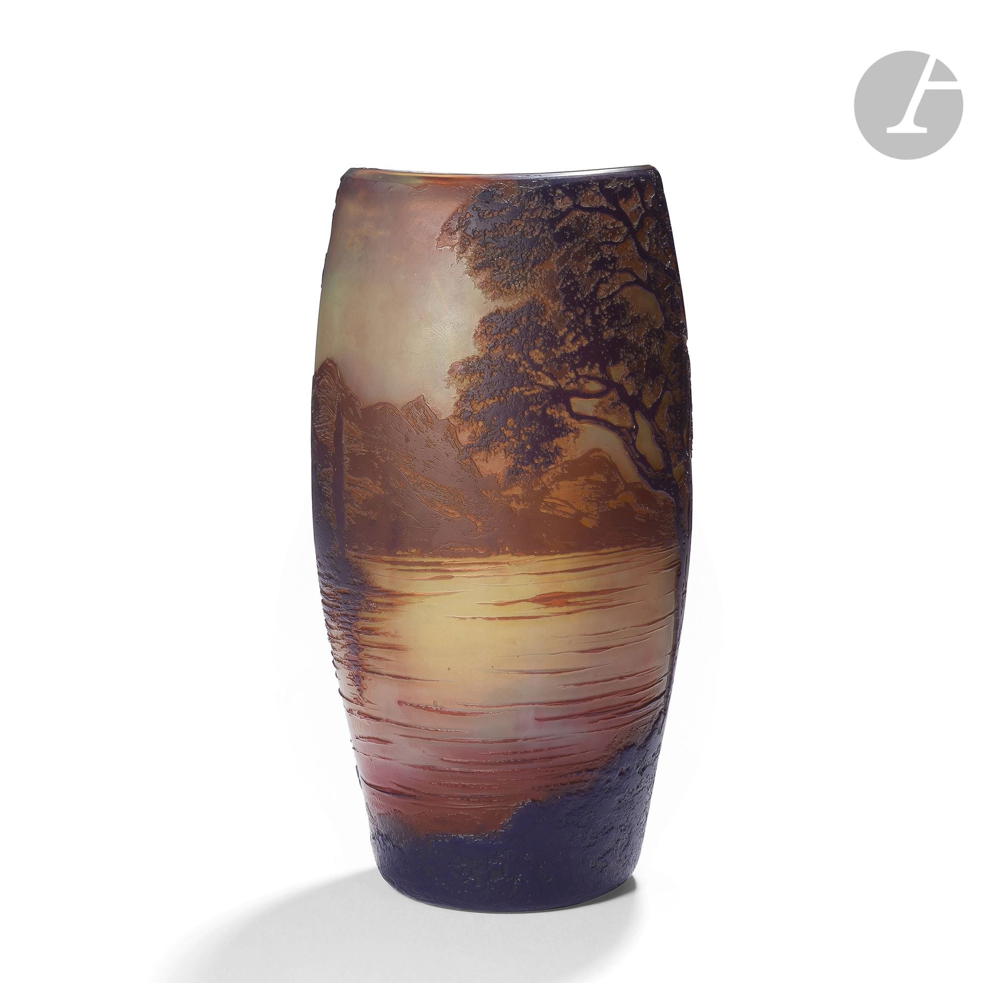 DE VEZ – CAMILLE TRUTIÉ DE VARREUX (1872-1942)
Paysage lacustre de montagne
Vase ovoïde tronqué à col méplat. Épreuve en verre multicouche au décor titre tournant dégagé à l’acide et traité polychrome sur fond opalescent anisé et nuancé d’orange. Signé DE VEZ, en réserve gravé en camée à l’acide. H. 16 cm