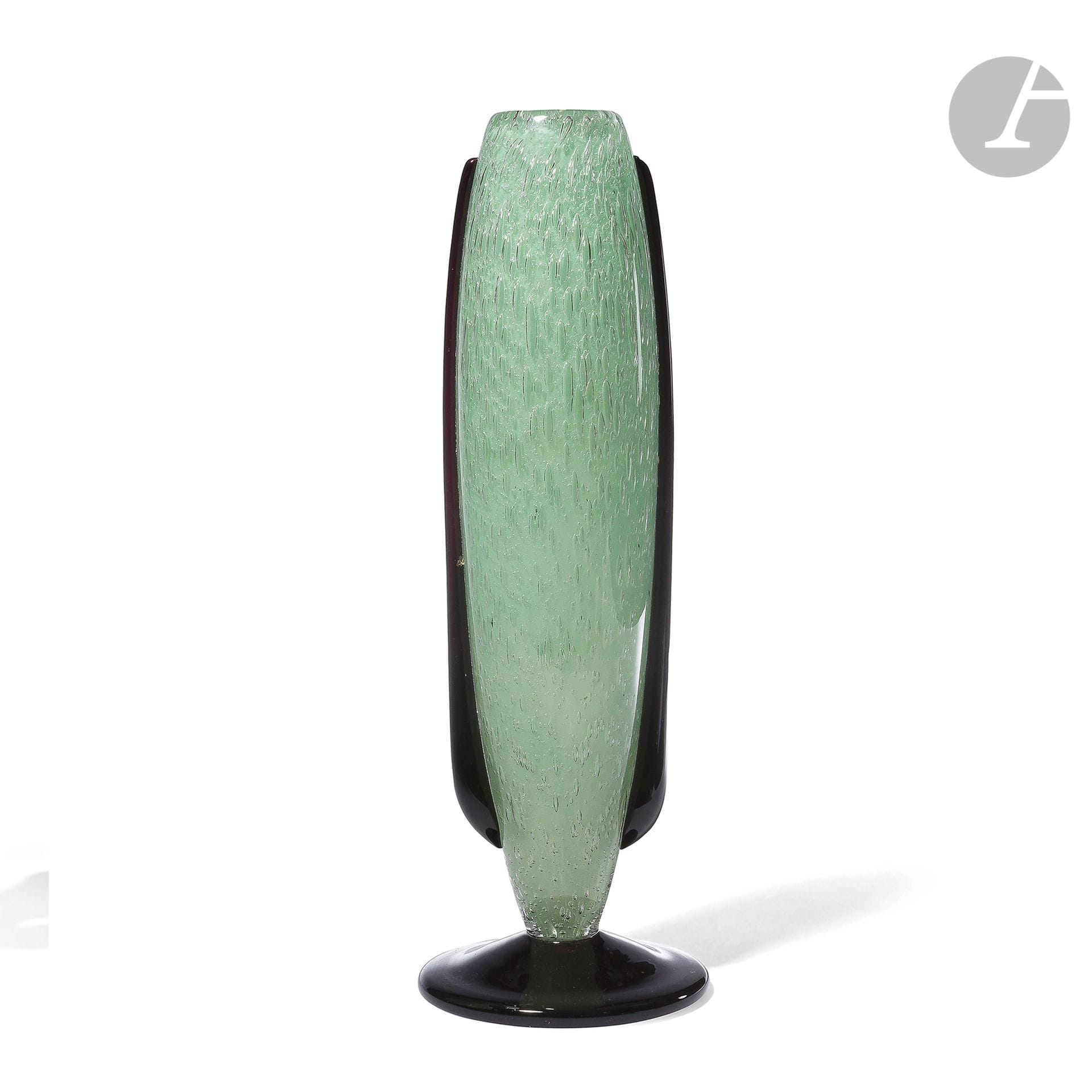 CHARLES SCHNEIDER (1881-1953)
Larmes, circa 1924-25
Vase fuselé à ailettes (larmes) sur base circulaire. Épreuve en verre bullé et teinté vert en intercalaire. Les larmes en verre teinté noir dans la masse, modelées et collées à chaud. La base en verre teinté écaille sombre. Signé SCHNEIDER sur la base. H. 28,5 cm
