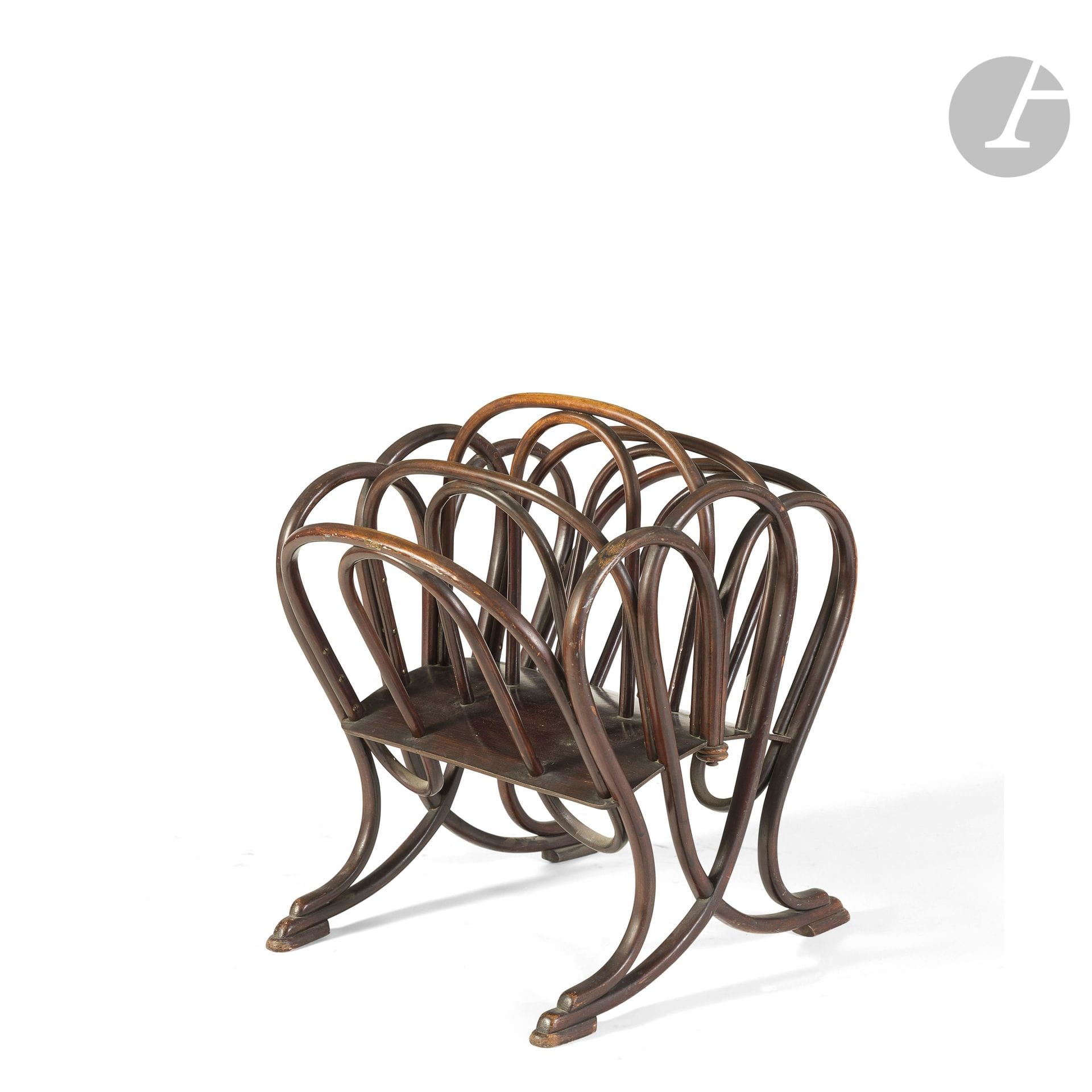 MANUFACTURE THONET 
Porte-revues en bois teinté et étuvé. État d’usage. Porte une étiquette lacunaire au revers. H. 57 cm – L. 39 cm – P. 50 cm