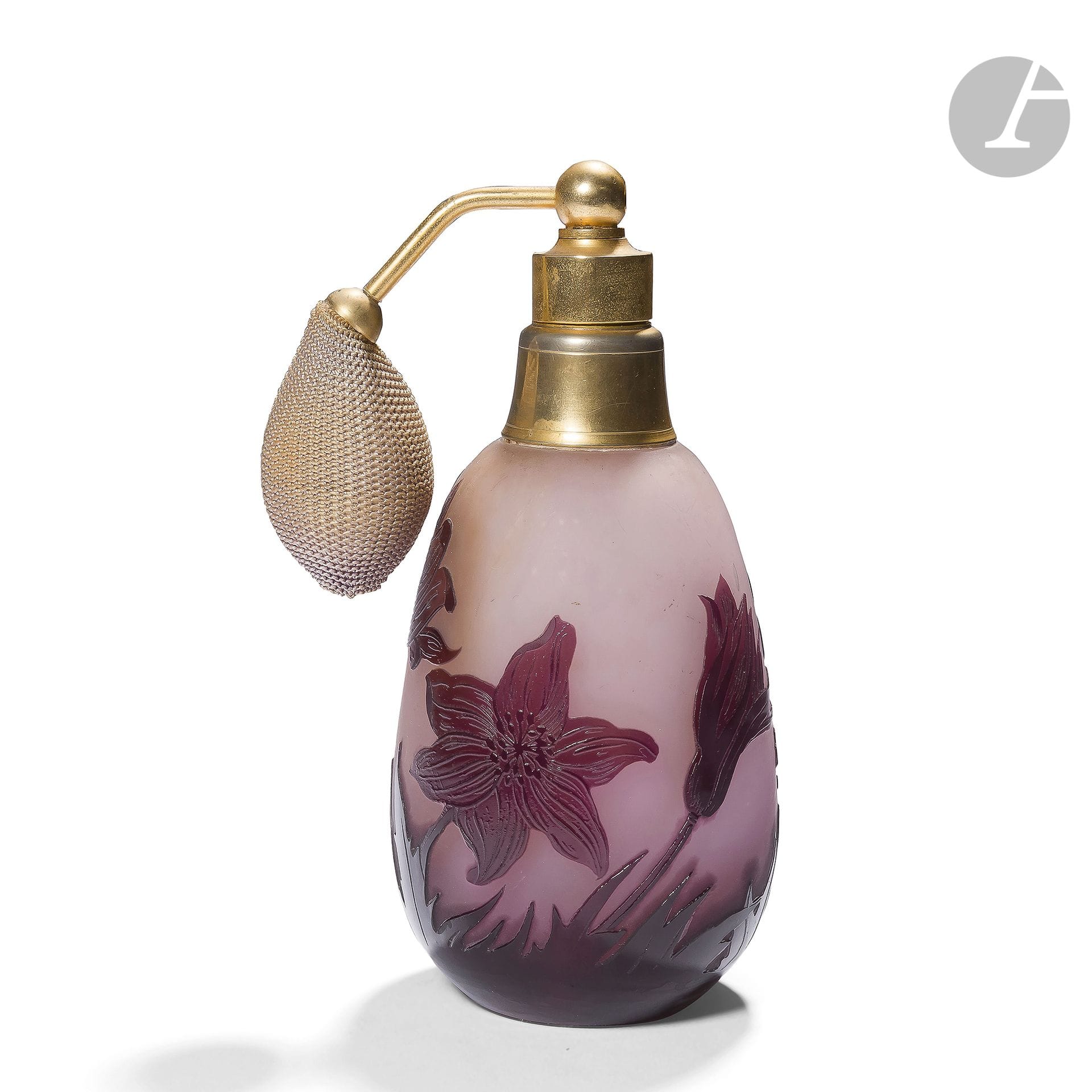 ANDRÉ DELATTE (1887-1953) 
Anémones Sylvie
Vaporisateur. Le corps en verre au décor titre tournant dégagé à l’acide et traité aubergine sur fond rose. Le système en métal doré et complet de sa poire. Signé A. DELATTE Nancy, en réserve gravé en camée à l’acide. H. totale : 16 cm