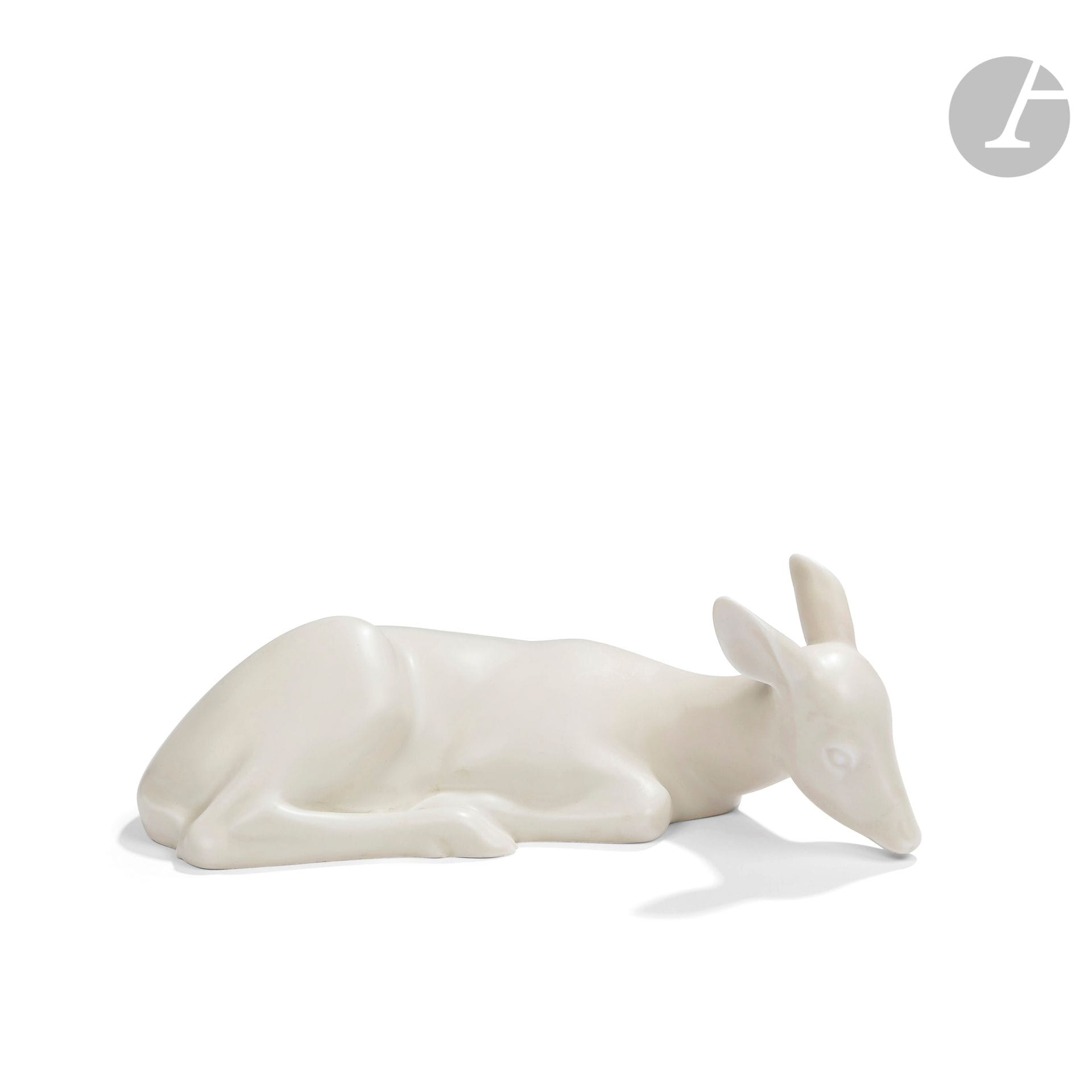 ARMAND PETERSEN (1891-1969) SCULPTEUR ET MANUFACTURE BING & GRØNDAHL
Biche couchée, le modèle créé vers [1930-32]
Sculpture. Épreuve en porcelaine à couverte mate. Porte le cachet de la manufacture B&G Kjøbenhavn Danmark, estampillée B&G et numérotée 2153/M sous la base. H. 7,8 cm – L. 23 cm – l. 10,2 cm

Bibliographie :
- Mobilier et Décoration – N° 1 de janvier 1933. Un modèle identique reproduit page 21.
- Mobilier et Décoration – N° 2 de février 1933. Un modèle identique reproduit page 59.
- Mobilier et Décoration – N° 9 de février 1954. Un modèle identique reproduit page 425.