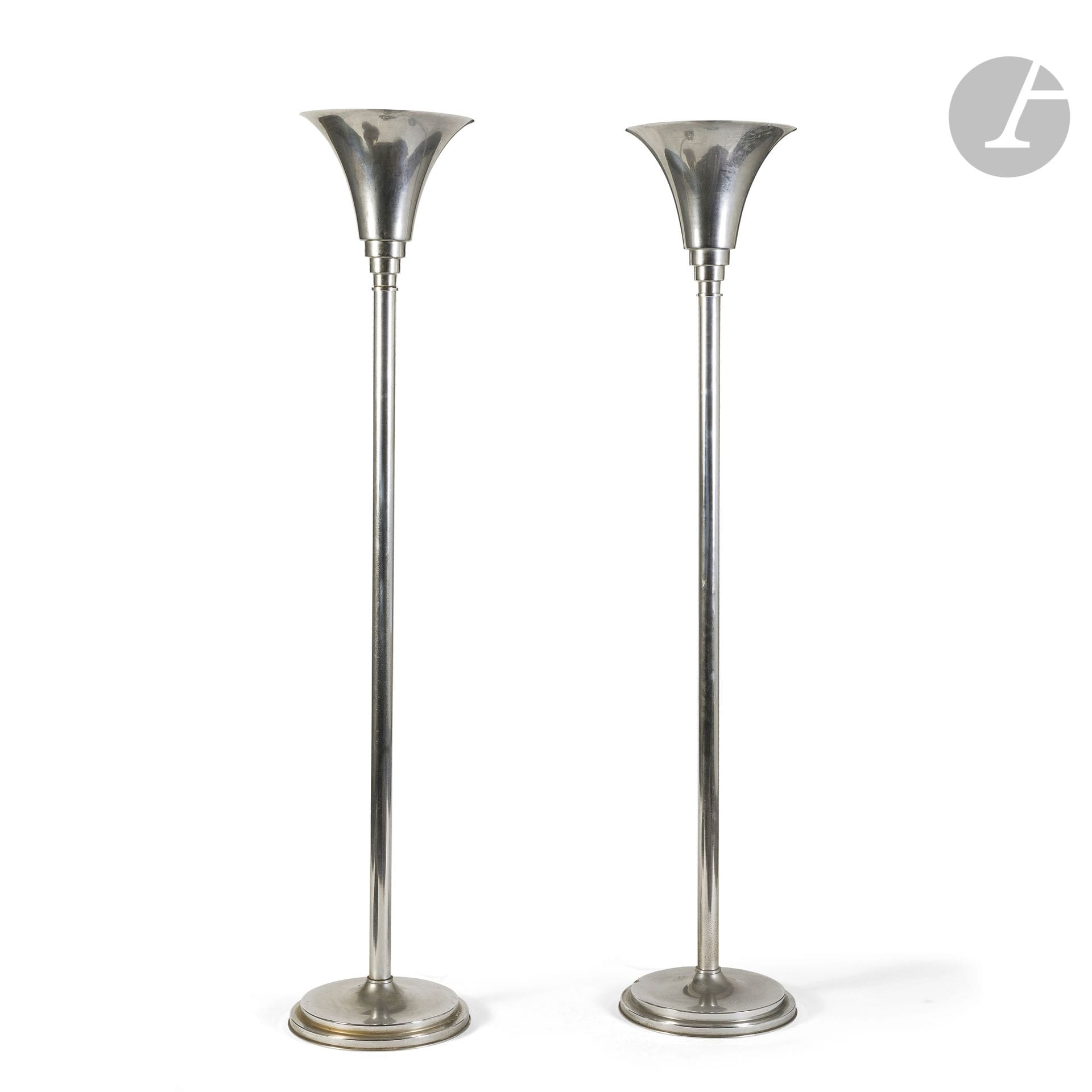 TRAVAIL MODERNISTE DES ANNÉES 1930
Paire de lampadaires en métal chromé. Les bases à un gradin et en doucine, les fûts cylindriques, les cornets à gradins inversés à la base. Fortes oxydations et piqûres. H. 170 cm