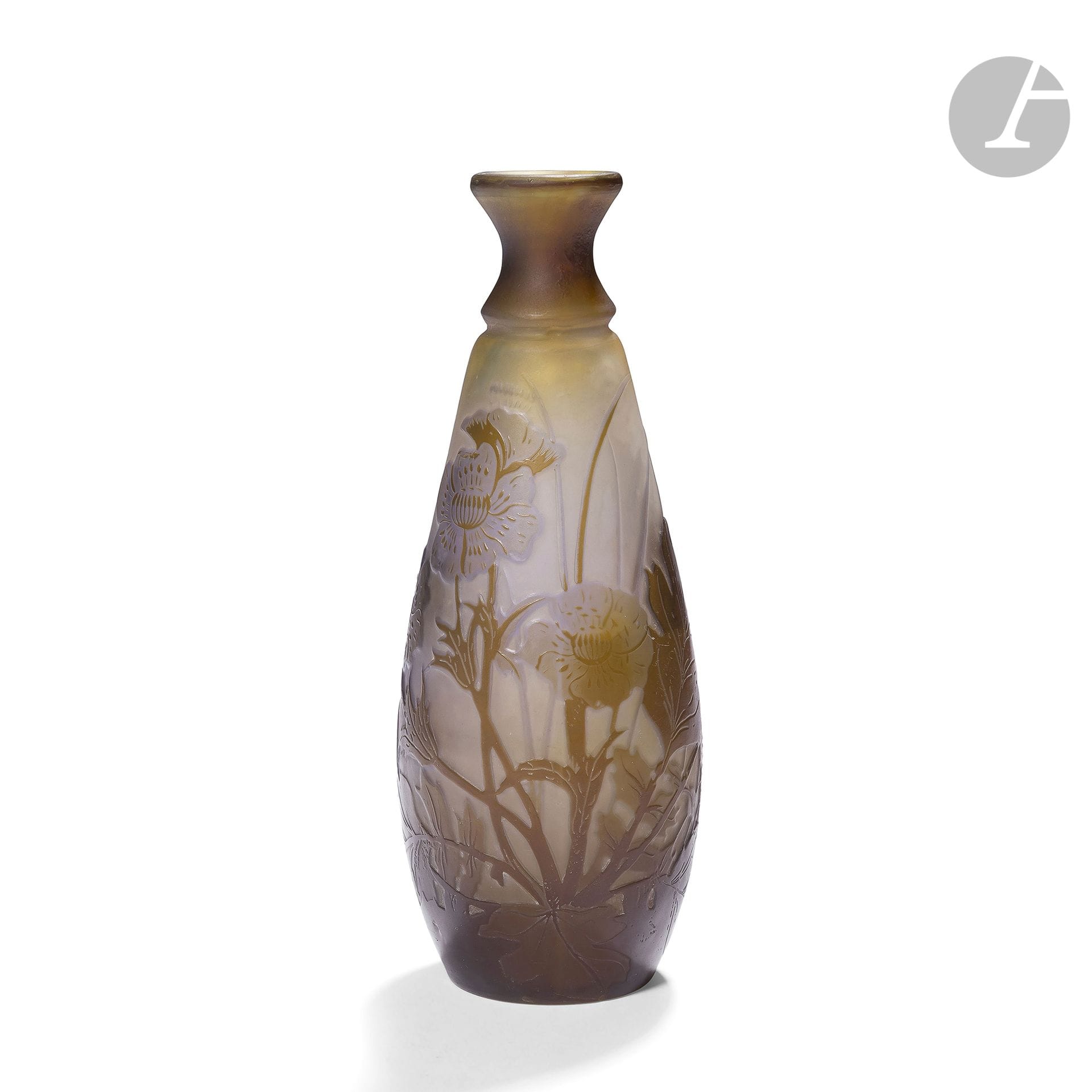 ÉTABLISSEMENTS GALLÉ (1904-1936)
Boutons d’or et graminées
Vase fuselé à col soliflore. Épreuve en verre multicouche au décor titre tournant dégagé à l’acide et traité brun sur fond gris-mauve. Signé GALLÉ, en réserve gravé en camée à l’acide. H. 13 cm