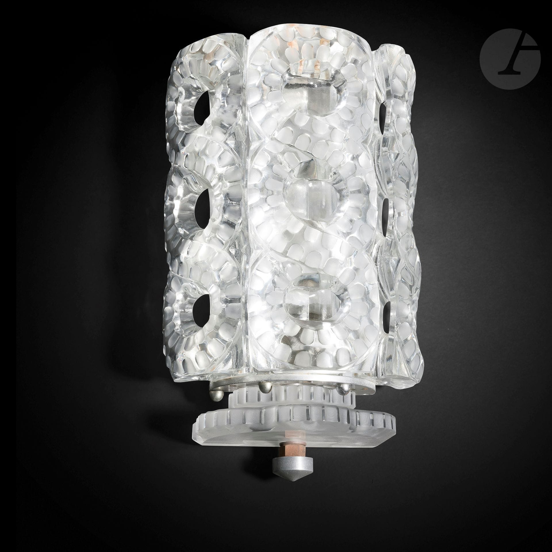 MAISON LALIQUE – MODÈLE DE MARC LALIQUE (1900-1977)
Séville, le modèle créé en [1947]
Applique. Épreuve en cristal moulé-pressé, et en partie satiné ; la structure en métal chromé (Réf. Catalogue général Lalique 2012 : 1000200). Manque l’élément en cristal en partie basse avec sa visse en pointe., petits éclats, traces d’oxydation sur le métal chromé et manque une vis en partie haute. Non signée. H. 32,5 cm – L. 18 cm – L. 12,5 cm