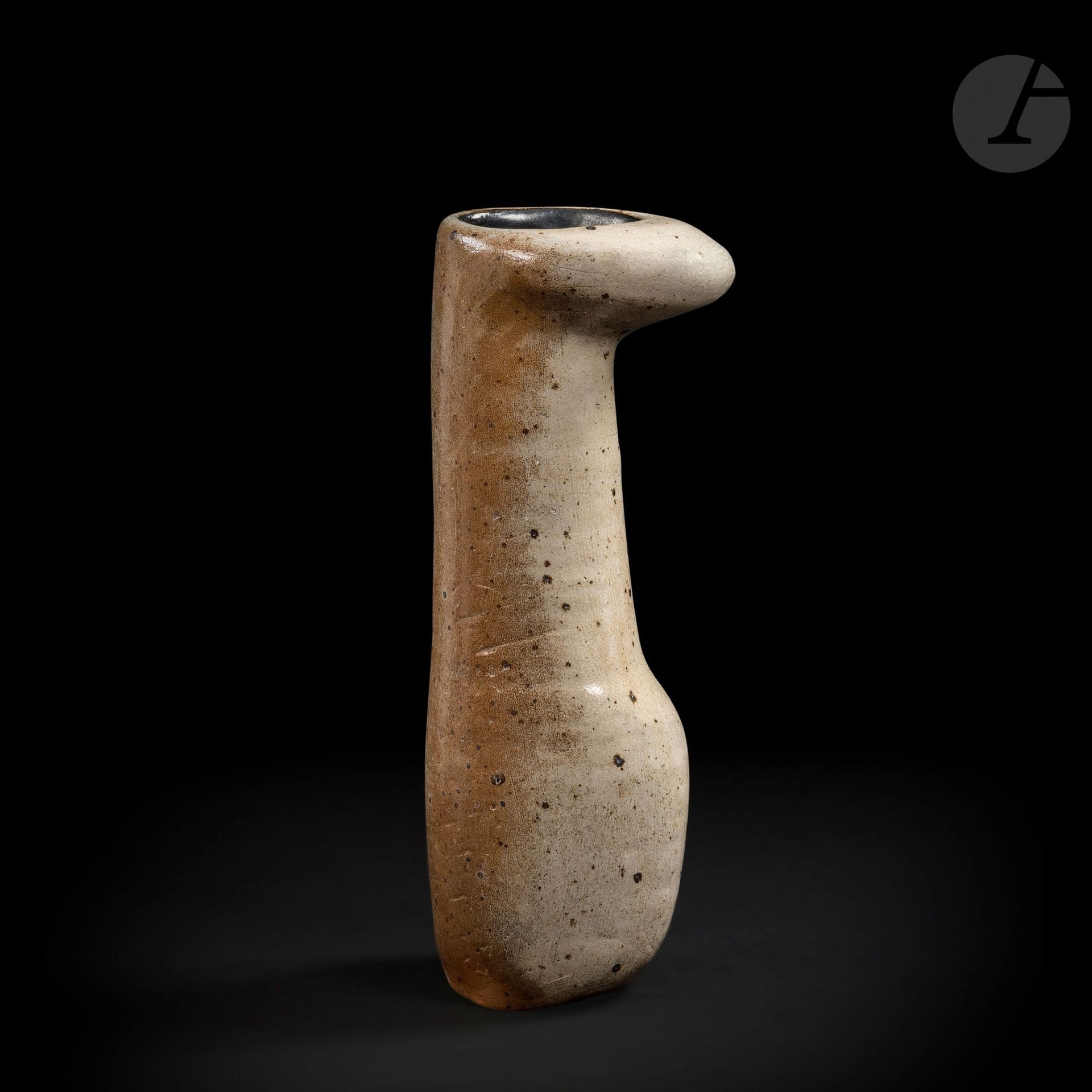JEAN LERAT (1913-1992) – COLLECTION LERAT
Sans titre, 1958
Vase.
Grès, émail noir (intérieur).
Signé J. LERAT, en lettres incisées vers la base.
Hauteur : 36,5 cm 

Provenance :
Collection Lerat.

À noter :
Cette œuvre est référencée sous le n° 471 dans les archives Lerat.