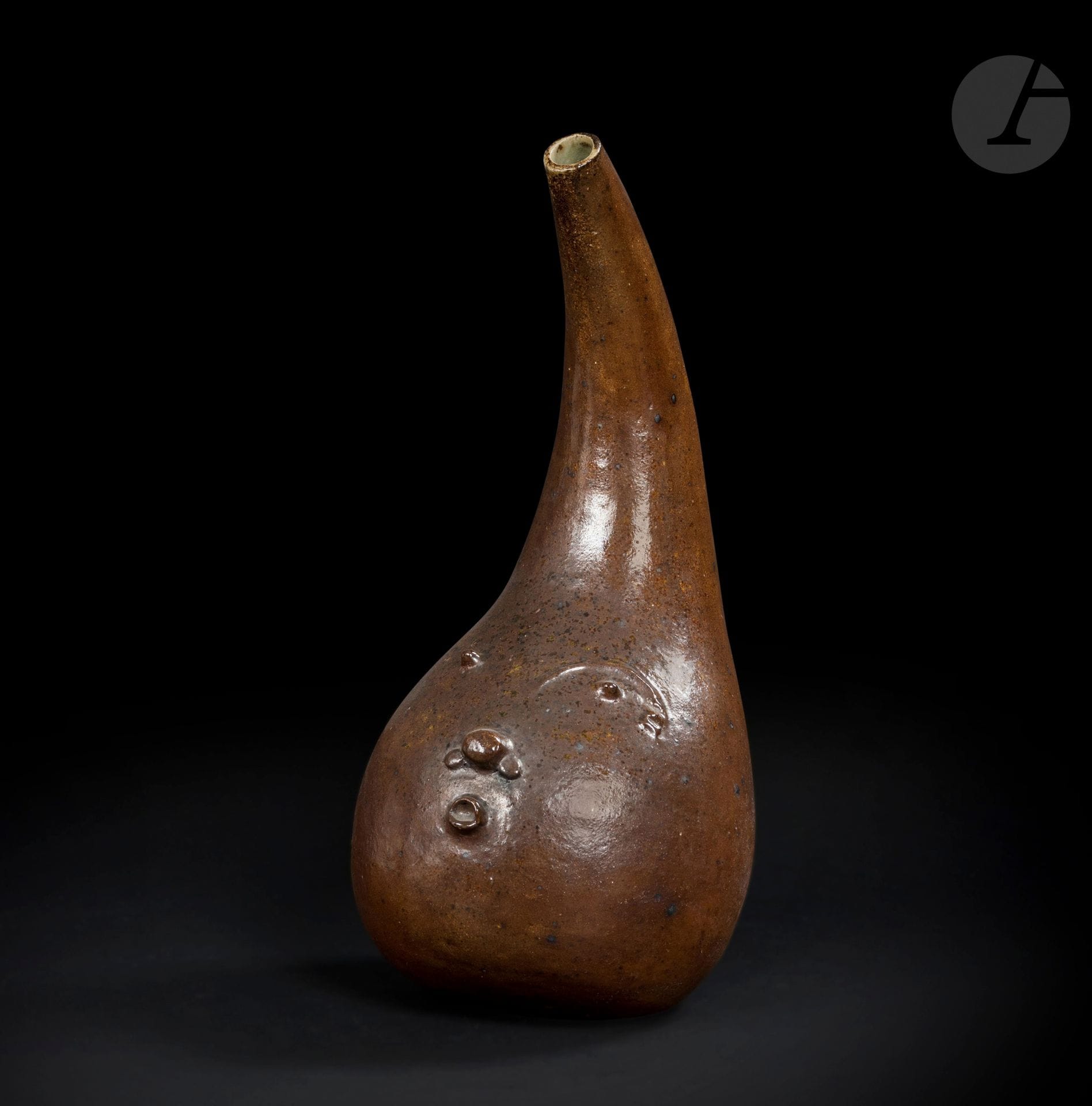 JEAN LERAT (1913-1992) – COLLECTION LERAT
Tête « goutte », 1948
Bouteille à liqueur.
Grès.
Signée J.J. LERAT, en lettres incisées vers la base.
Hauteur : 34 cm

Provenance :
Collection Lerat.

À noter :
Cette œuvre est référencée sous le n° 965 dans les archives Lerat.