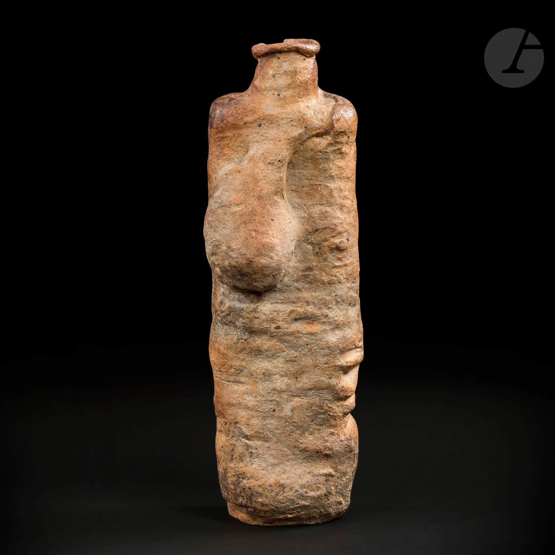 JEAN LERAT (1913-1992) – COLLECTION LERAT
Sein pendant, 1979
Très important vase sculpture.
Grès, émail, engobe.
Signé J.J. LERAT, en lettres incisées vers la base.
Hauteur : 59,5 cm

Provenance :
Collection Lerat.

Expositions :
- Jean et Jacqueline Lerat, céramistes – Treigny, Château de Ratilly, 1989.
- J. J. Lerat – Bourges, Maison de la Culture, Musée du Berry, 1994.

À noter :
Cette oeuvre est référencée sous le n° 450 dans les archives Lerat.

[C’est une des sculptures majeures de la série des corps déformés de Jean Lerat, La violence de la forme et des matières est sans retenue.] F.L.