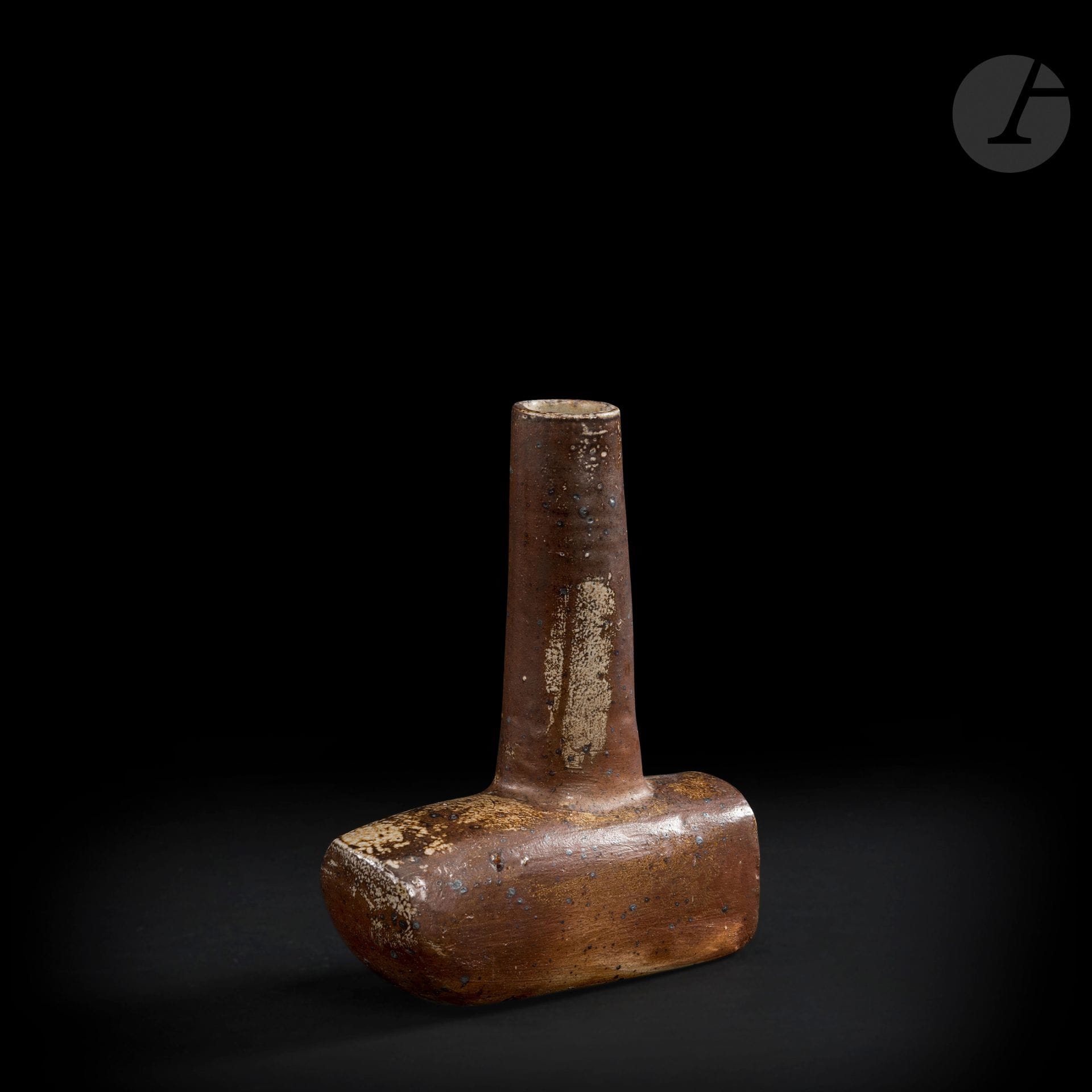 JEAN LERAT (1913-1992) – COLLECTION LERAT
Sans titre, 1957
Vase soliflore.
Grès.
Signé J. LERAT, en lettres incisées vers la base.
Hauteur : 19 cm

Provenance :
Collection Lerat.

À noter :
Cette œuvre est référencée sous le n° 640 dans les archives Lerat.

[Jean Lerat traite ce petit vase comme une sculpture. La cuisson le rattache aux premières pièces cuites à Bourges.] F.L.