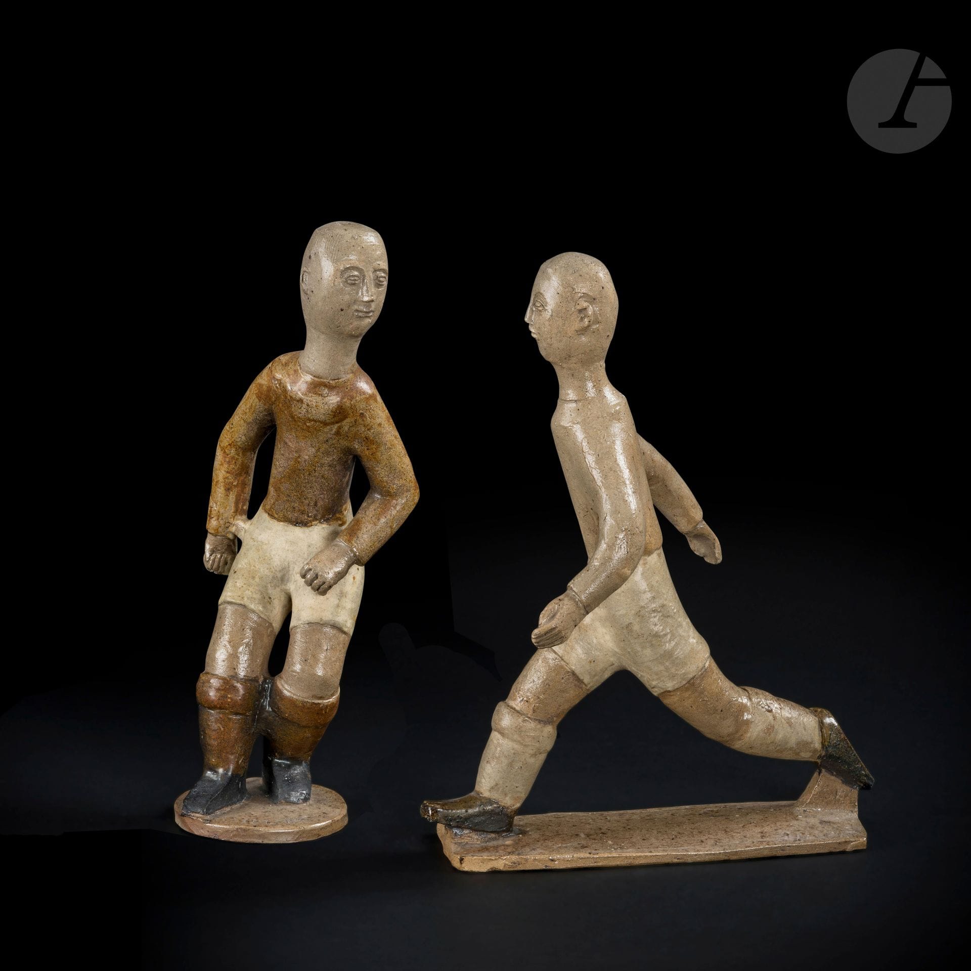 JEAN LERAT (1913-1992) – COLLECTION LERAT
Deux joueurs, série Les Footballeurs, 1960
Deux sculptures.
Grès, émail.
Chacune signée J. LERAT, en lettres incisées sur la terrasse.
Hauteur : 29 cm

Provenance :
Collection Lerat.

Expositions :
- Rétrospective Jean et Jacqueline Lerat – Bourges, Maison de la culture de Bourges, d’octobre à novembre 1981.
- J. J. Lerat – Bourges, Maison de la Culture, Musée du Berry, 1994.

À noter :
Cette oeuvre est référencée sous le n° 390 et 401 dans les archives Lerat.