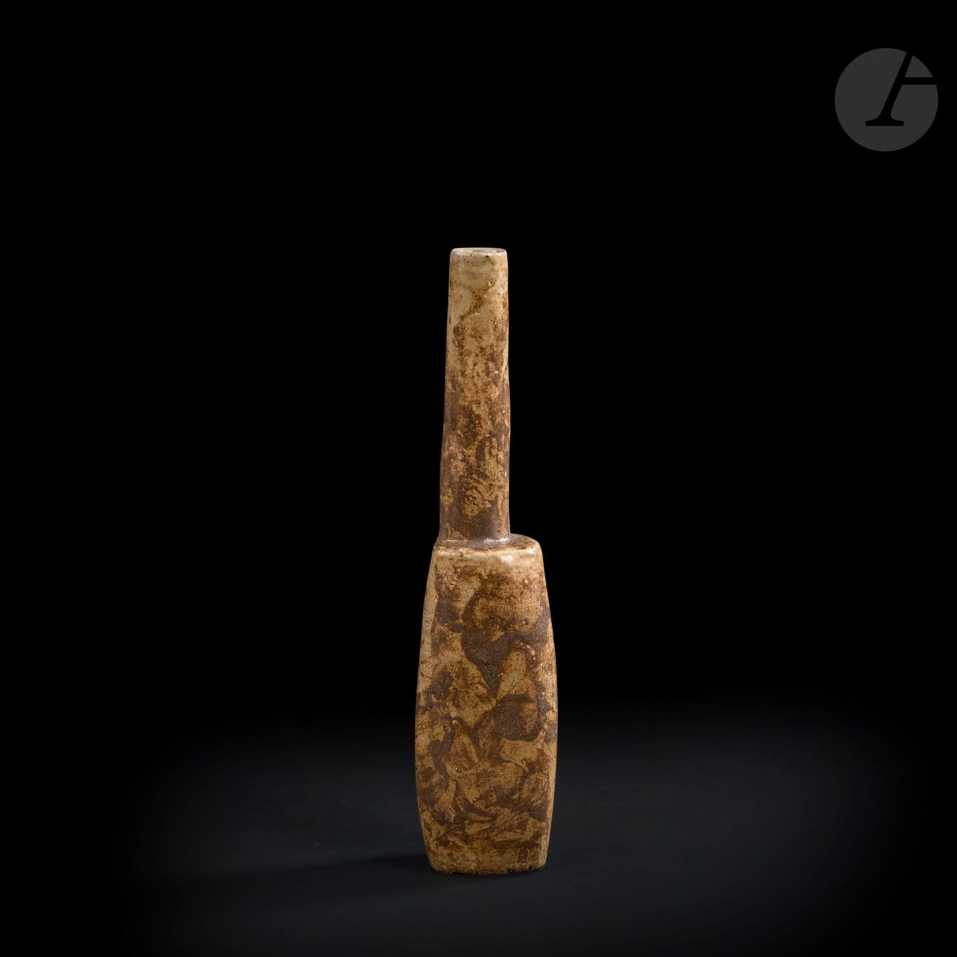 JEAN LERAT (1913-1992) – COLLECTION LERAT
Sans titre, 1957
Vase soliflore.
Grès.
Signé et daté J. LERAT (19)57, en lettres et chiffres incisés vers la base.
Hauteur : 28,5 cm

Provenance :
Collection Lerat.

À noter :
Cette œuvre est référencée sous le n° 972 dans les archives Lerat.