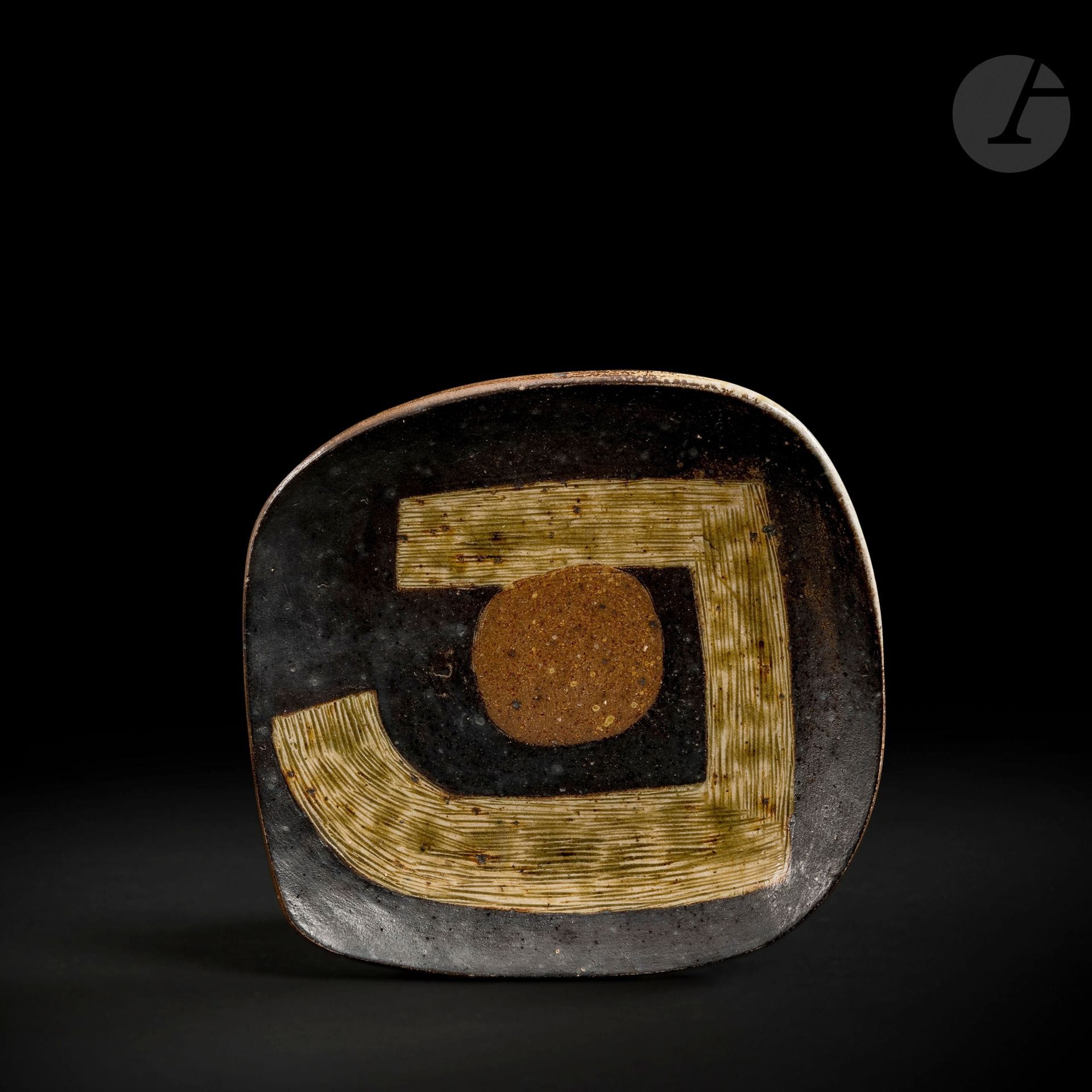 JEAN LERAT (1913-1992) – COLLECTION LERAT
Sans titre, 1956
Coupe carrée/ronde.
Grès, émail.
Signée J. LERAT, en lettres incisées au revers.
Longueur : 20,5 cm – Largeur : 20 cm

Provenance :
Collection Lerat.

À noter :
Cette oeuvre est référencée sous le n° 642 dans les archives Lerat.
