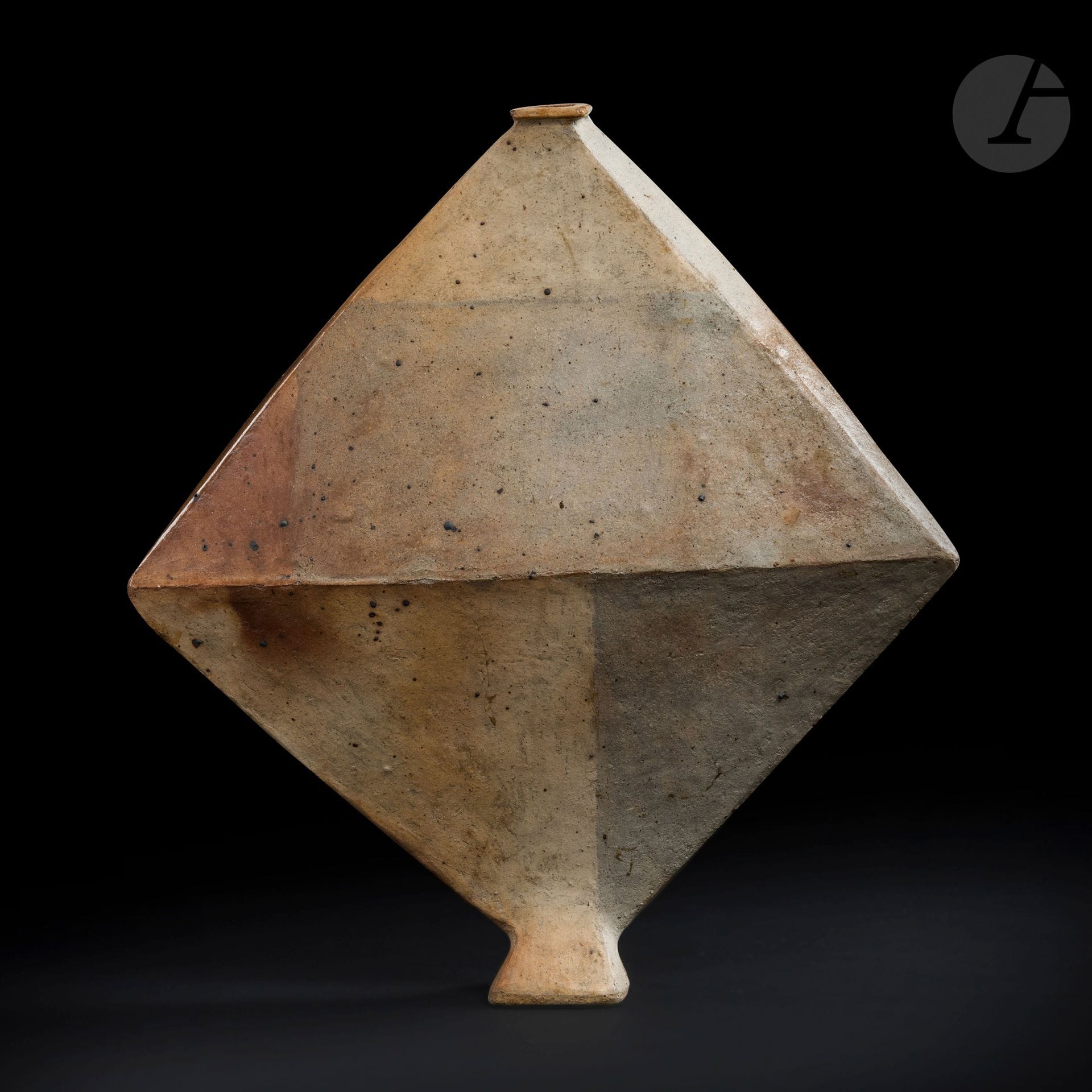 JEAN LERAT (1913-1992) – COLLECTION LERAT
Losange, 1965
Sculpture.
Grès, engobe.
Signée J.J. LERAT, en lettres incisées sur la base tronconique.
Hauteur : 48 cm – Longueur : 45 cm

Provenance :
Collection Lerat.

Exposition :
J. J. Lerat – Bourges, Maison de la Culture, Musée du Berry, 1994. OEuvre reproduite page 28 du catalogue.

À noter :
Cette oeuvre est référencée sous le n° 517 dans les archives Lerat.

[Dans les années 1960, cette sculpture a été pour Jean et Jacqueline Lerat un aboutissement en termes de forme, de matière et d’équilibre. Elle a été présentée dans de nombreuses expositions et Jacqueline l’a conservée en bonne place dans son salon.] F.L.