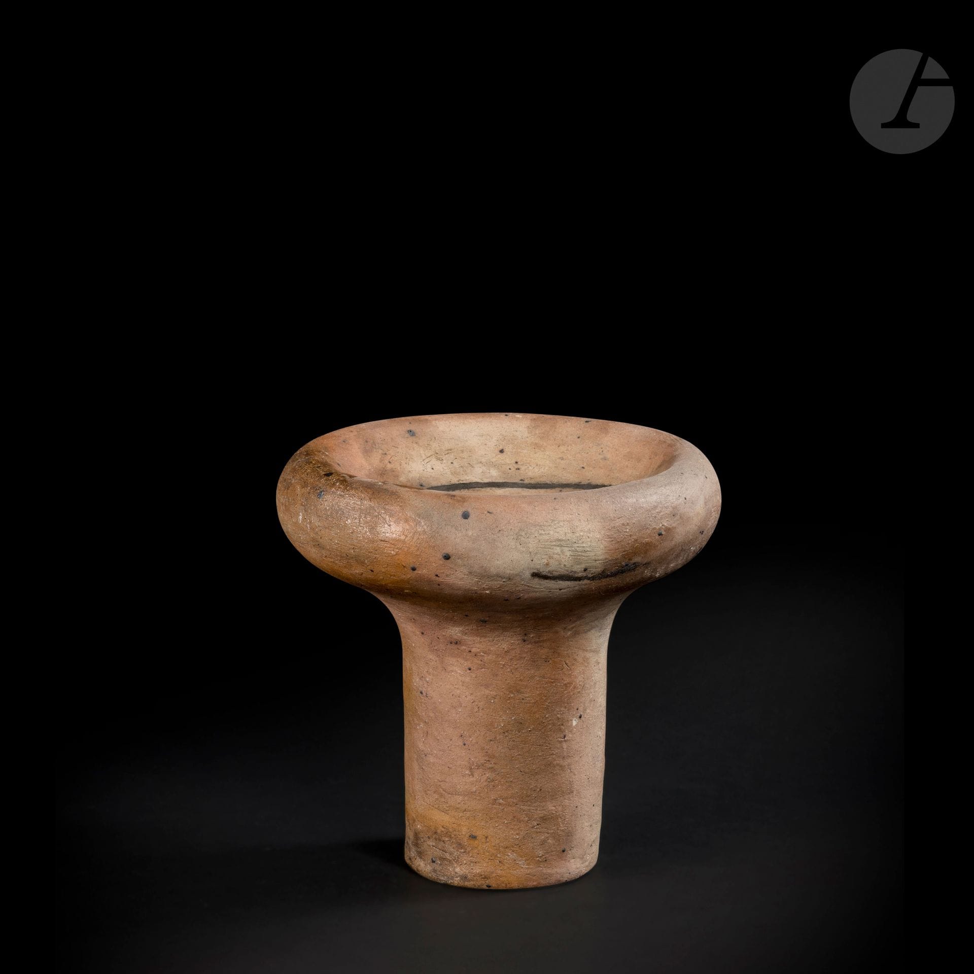 
JEAN LERAT (1913-1992) – COLLECTION LERAT

Sans titre, 1960

Coupe sur haut talon.

Grès.

Signée J. J. LERAT, en lettres incisées sous la base.

Hauteur : 19 cm – Diamètre : 21 cm



Provenance :

Collection Lerat.





Exposition :

J. J. Lerat – Bourges, Maison de la Culture, Musée du Berry, 1994. Œuvre reproduite au catalogue pages 14 et 15.





À noter :



Cette oeuvre est référencée sous le n° 443 dans les archives Lerat.
