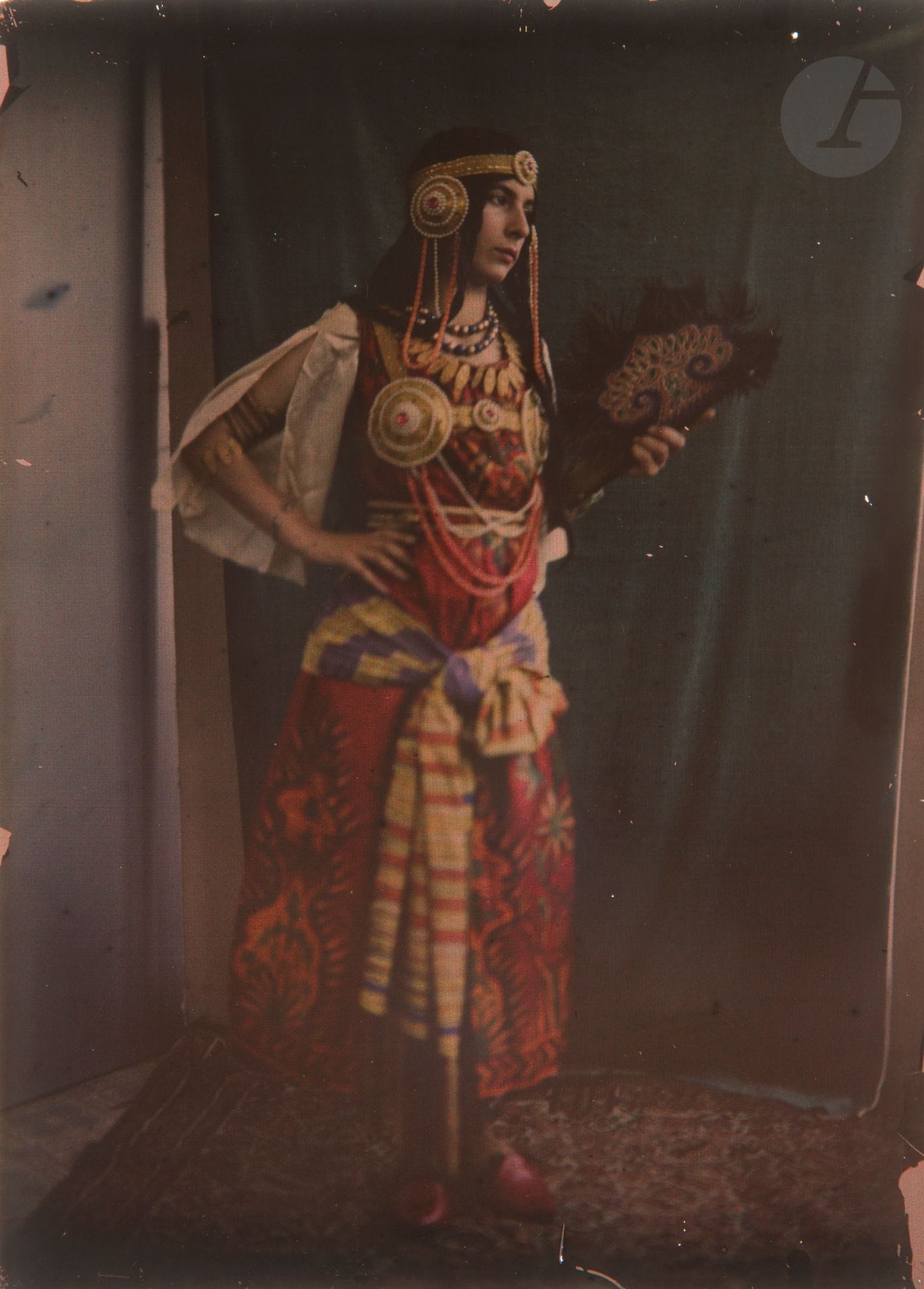 Henry-René d’Allemagne (1863-1950) et divers 
Jeunes femmes portant des vêtements et des bijoux persans, c. 1910. 
Six autochromes non doublés, conservés dans leur boîte d’époque. 
Format moyen: 13 x 18cm

Six unprotected autochromes in their vintage box.
Dimensions : 13 x 18 cm