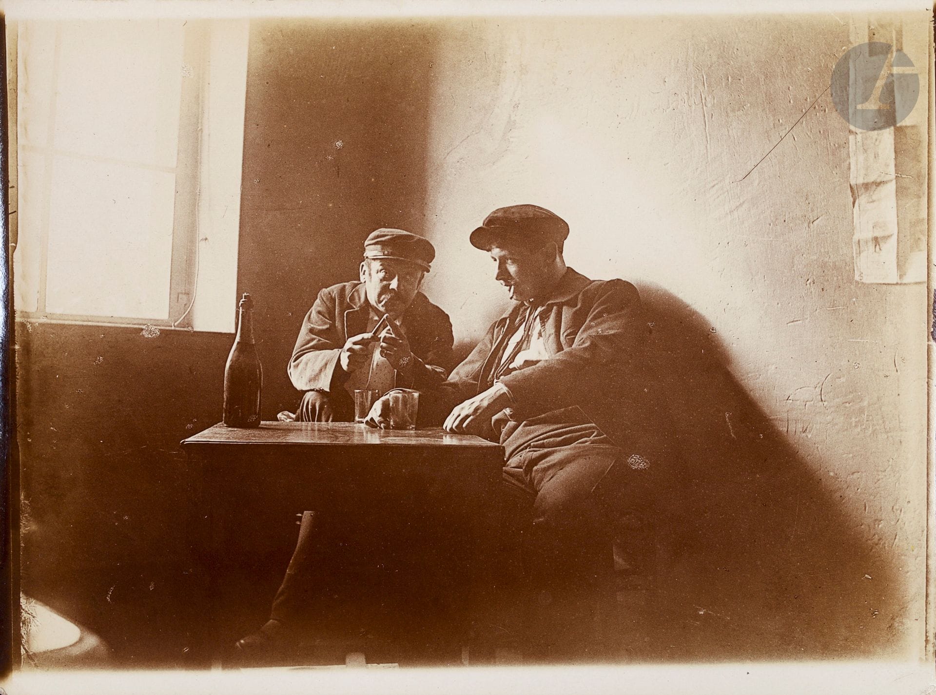 Photographe non identifié  
Roman photographique d’un meurtre, c. 1900.  
Neuf épreuves d’époque sur papier citrate.  
Format moyen : 9 x 12 cm

Nine aristotypes. 
Average size : 9 x 12 cm