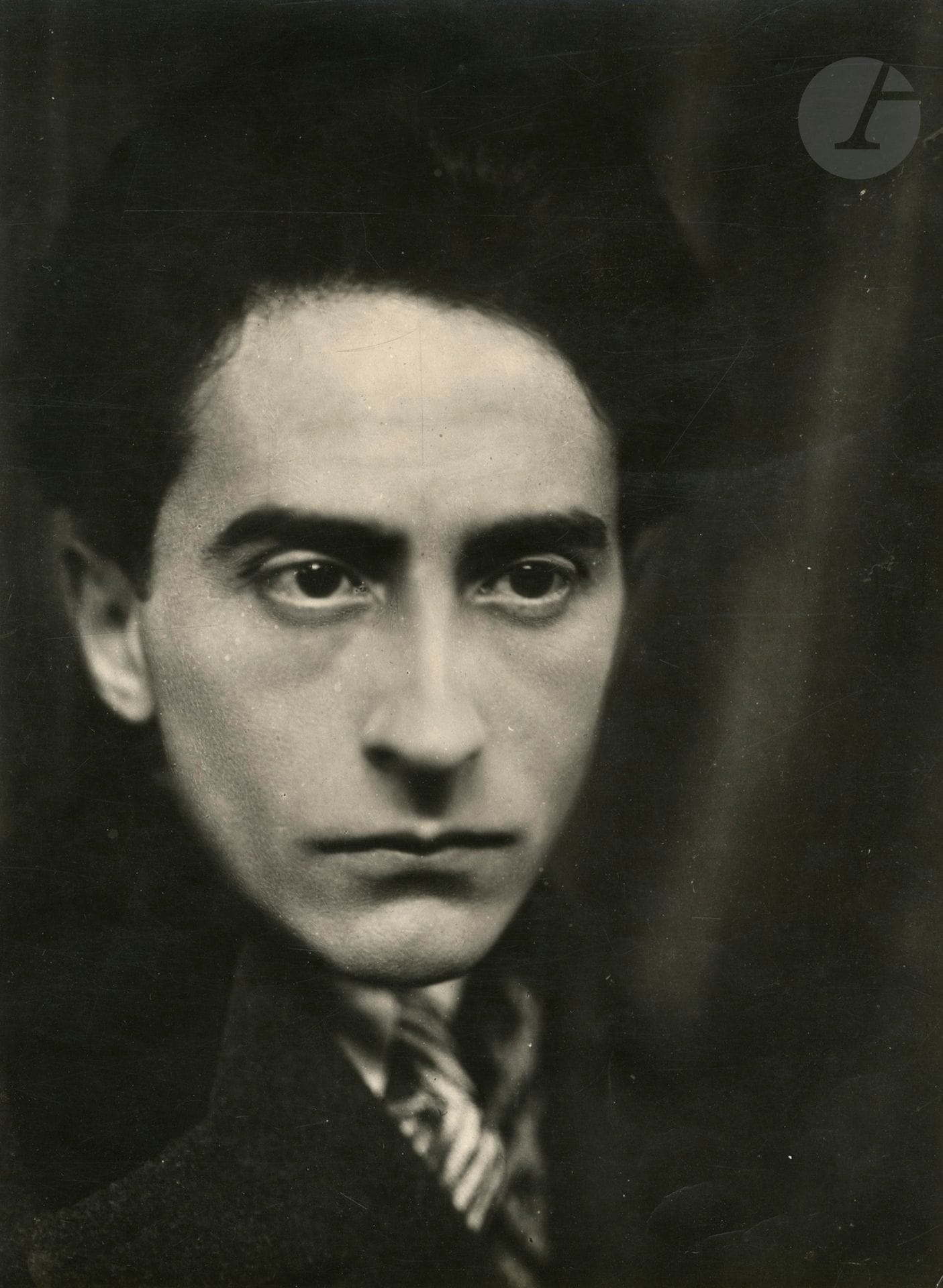 Henri Martinie (1881-1963)
Jean Coteau, c. 1930. 
Épreuve argentique d'époque. Tampon du photographe, nombreuses annotations manuscrites et indications de recadrage au verso.
21,8 x 16,2 cm 

Vintage gelatin silver print. Photographer's stamp, numerous handwritten annotations and crop marks on verso.
21,8 x 16,2 cm