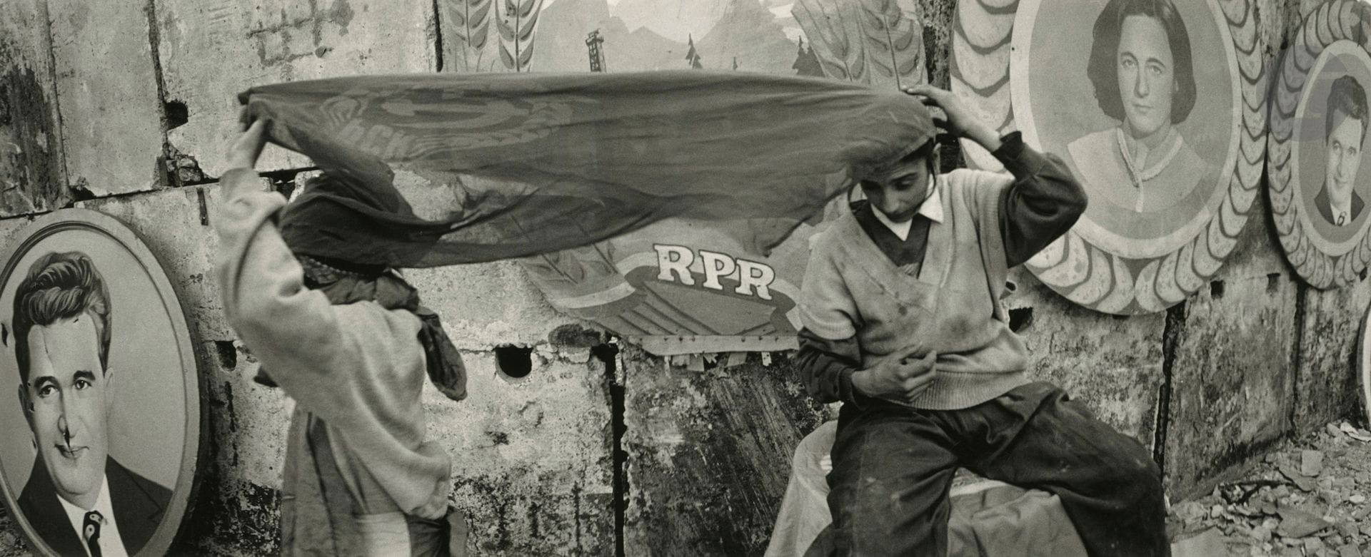 Rip Hopkins (1972) 
Violetta et Lovetana, Dallas, Cluj-Napoca. Roumanie, février 1998. 
Épreuve argentique (tirée en 2005 par Guillaume Geneste), signée, titrée, datée et numérotée à 10 exemplaires au crayon au verso. 
Image : 19,7 x 47,7 cm 
Feuille : 49,5 x 59,5 cm 

Gelatin silver print (printed in 2005 by Guillaume Geneste), signed, titled, dated and numbered in pencil on verso. Edition of 10.
Image : 19,7 x 47,7 cm 
Paper : 49,5 x 59,5 cm