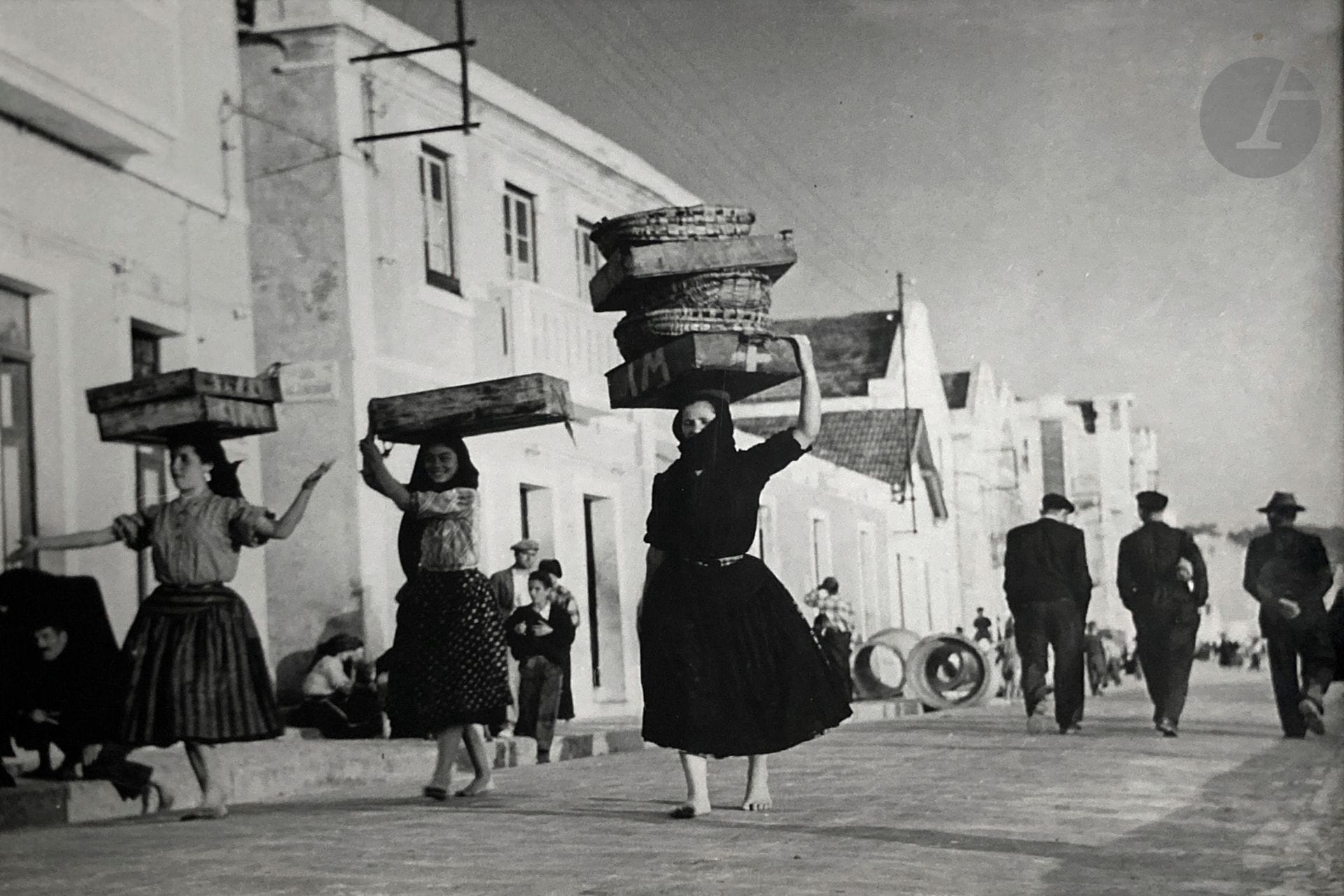 Ellen Dahlberg (1921-2019) 
Nazaré [Village de pécheurs], c. 1960. 
Épreuve argentique d'époque. Tampon "Copyright : Fotograf Ellen Dahlberg" et titre au verso. 
16,8 x 23,8 cm
Cadre 

Vintage gelatin silver print. Stamp "Copyright : Fotograf Ellen Dahlberg" and title on verso. 
16,8 x 23,8 cm 
Frame