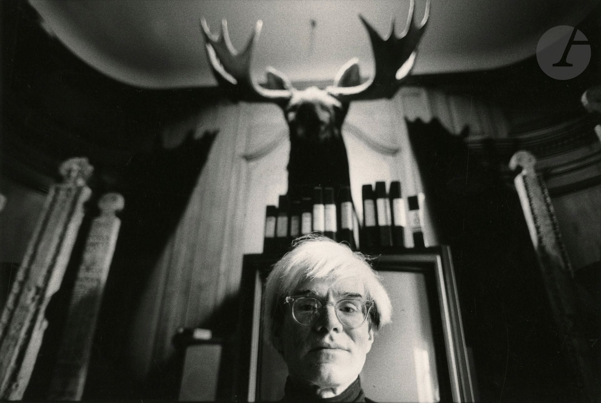 Jens Willebrand 
Andy Warhol à la Factory, juin 1983. 
Épreuve argentique d'époque. Crédit du photographe, légende et date manuscrite au verso. 
Image : 20 x 29,5 cm 
Feuille : 24 x 30,2 cm 

Vintage gelatin silver print. Photographer's credit, caption and handwritten date on verso. 
Image : 20 x 29,5 cm 
Paper : 24 x 30,2 cm