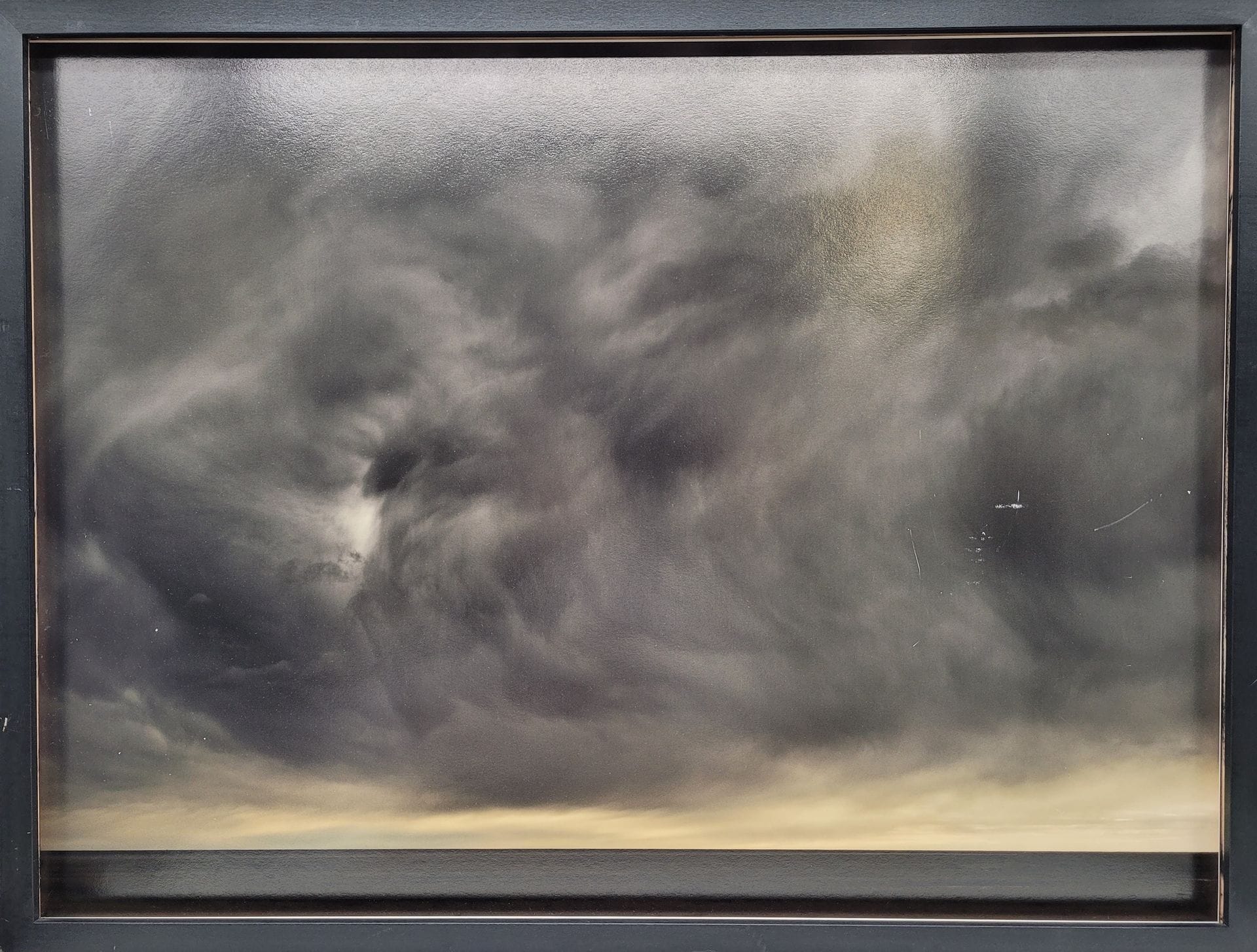 TODD HIDO (1968)
#11755-2192, 2017. 
Épreuve pigmentaire. Signature du photographe, titre, date et numérotation à 10 exemplaires sur une étiquette contrecollée au verso du cadre. Un certificat d'authenticité de la Galerie Particulière accompagne l'œuvre. 
50,8 x 68,5 cm - cadre
ACCIDENTS.