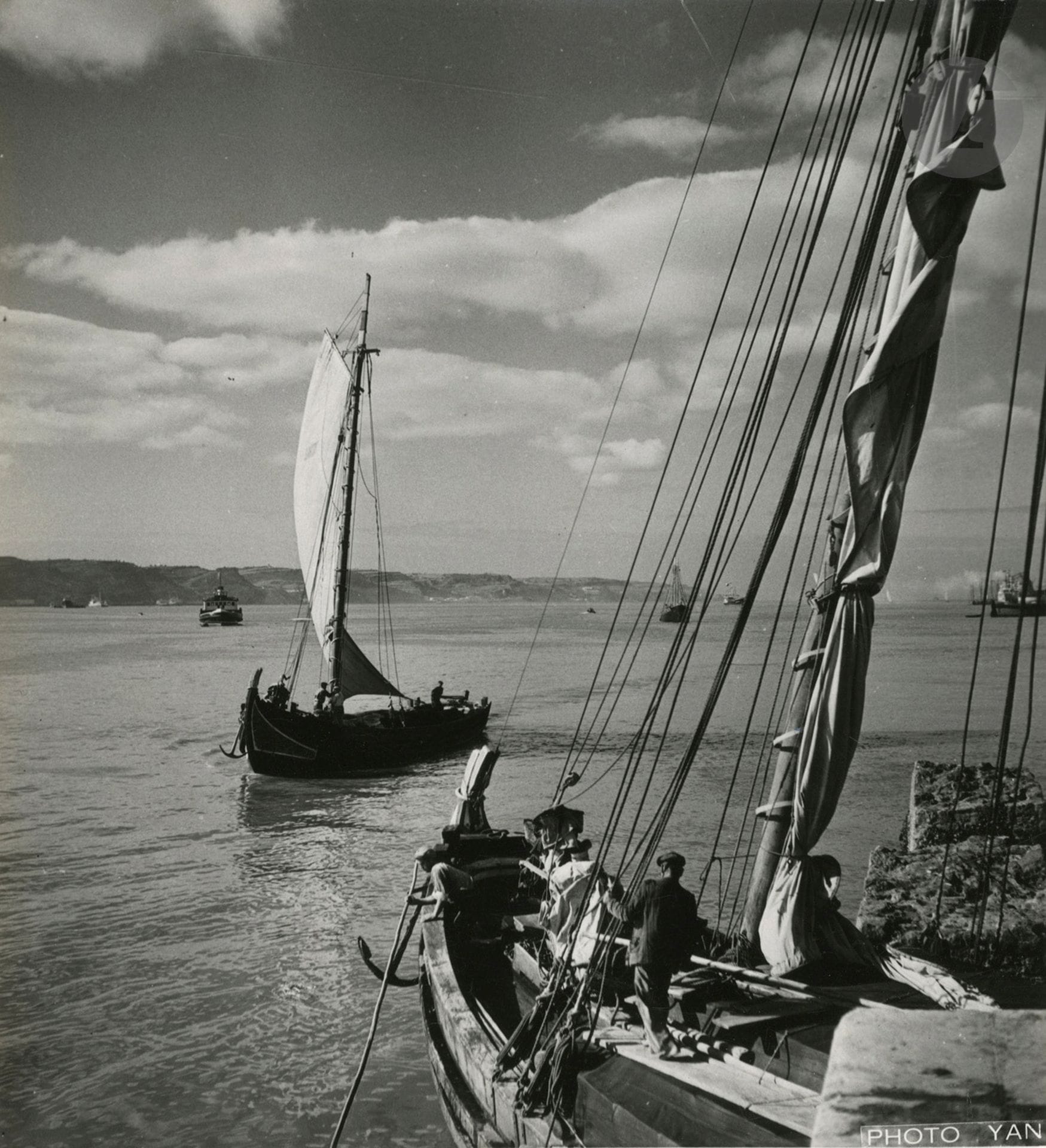 Jean Dieuzaide (1921-2003)
Voiliers sur le Tage, c. 1954. 
Épreuve argentique d'époque. Crédit "Photo Yan" dans le négatif en bas à droite. 
Image : 14,2 x 13 cm 
Feuille : 18,2 x 13 cm 

Vintage gelatin silver print. Credit "Photo Yan" in the negative at the bottom right. 
Image : 14,2 x 13 cm 
Paper : 18,2 x 13 cm
