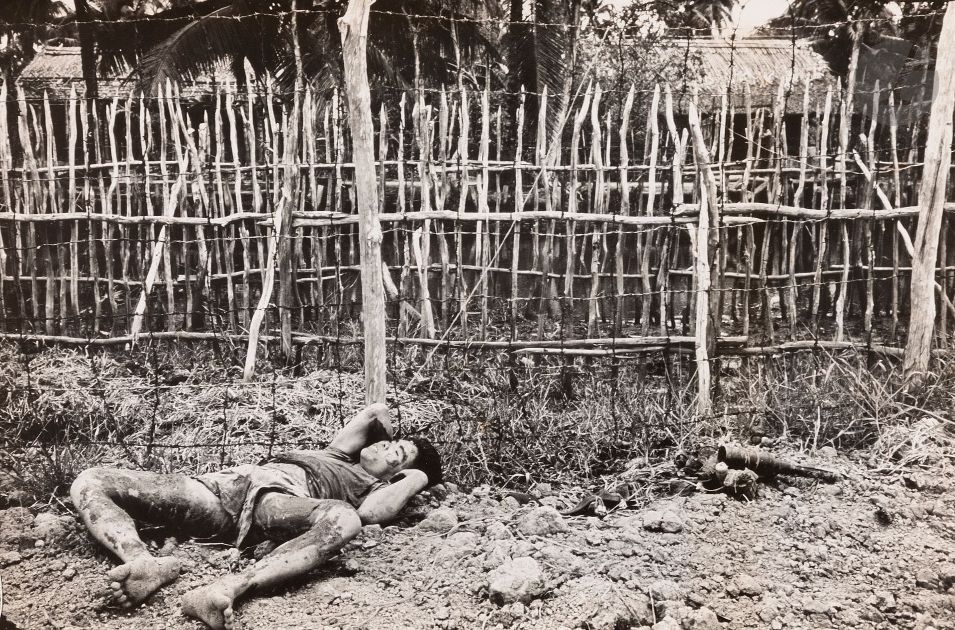 Akihiko Okamura (1929-1985)
Dead body. Vietnam War, c. 1964.
Vintage silver print. Handwritten annotations by John Morris on verso.
22.8 x 33.4 cm

Vintage gelatin silver print. Handwritten annotations by John Morris on verso.
22.8 x 33.4 cm