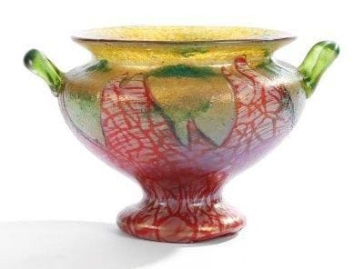 Wilhelm KRALIK Sohn (attribué à)
Vase cratère en verre irisé double couche au décor rouge et blanc sur fond vert. Éclat sur la couche supérieure vers la base. Vers 1900. Hauteur: 13,5 cm Diamètre: 18 cm
