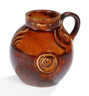 Alfred William FINCH (1854-1930) dit Willy FINCH
Important vase sphérique, formant verseur, à une anse détachée. Épreuve en céramique émaillée à décor, jaune et brun, de crosses, de vaguelettes, de serpentins et de bâtonnets, sur fond ocre roux et marron. Circa 1897/98. Signé du monogramme A W F incisé sous la base. Hauteur: 21 cm Diamètre: 21 cm