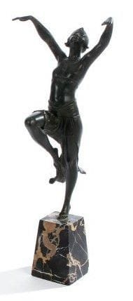 Henry FUGERE (1872-1944)
Danseuse égyptienne Sculpture en bronze à patine vert antique. Épreuve d'édition ancienne. Socle en marbre Portor d'origine. Quelques altérations à la patine et éclats épars sur la base en marbre. Époque Art Déco. Signée H. FUGERE sur le socle. Hauteur totale: 47,5 cm Hauteur sujet seul: 36,5 cm