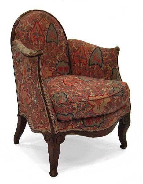 Paul POIRET (1879-1944)
Rare et intéressante bergère réalisée en hêtre teinté acajou. Le fût entièrement mouvementé présente un dossier cintré recevant la garniture au contour lancéolé. Les accotoirs sinueux, comme les montants, ne laissent apparaître qu'un léger jonc du châssis. La ceinture se présente ventrue sur ses quatre faces. A l'avant, les pieds cambrés, démarrent en double crosse d'angle pour se terminer en escargot à leur réception et à l'arrière, sont ornés d'une bague en chapiteau. Garniture non d'origine usagée. État et restaurations d'usage. Circa 1924. 88 x 60 x 67 cm